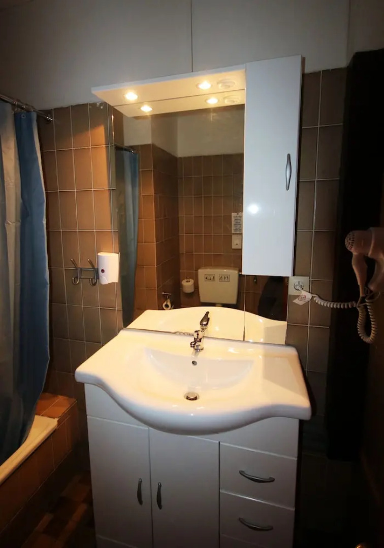 The Penny Pincher Inn - Hostel