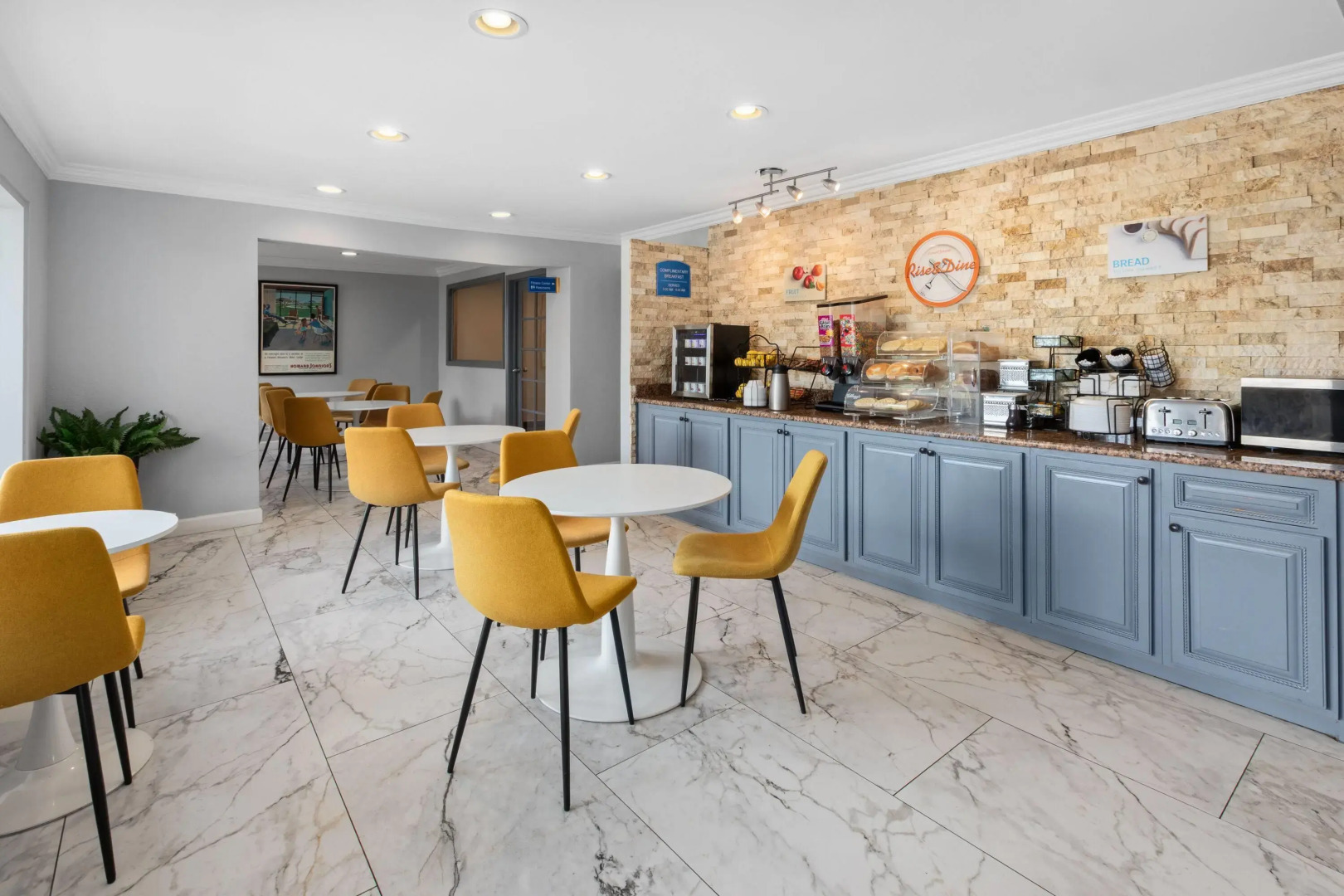 Howard Johnson by Wyndham Romulus Detroit Metro Airport