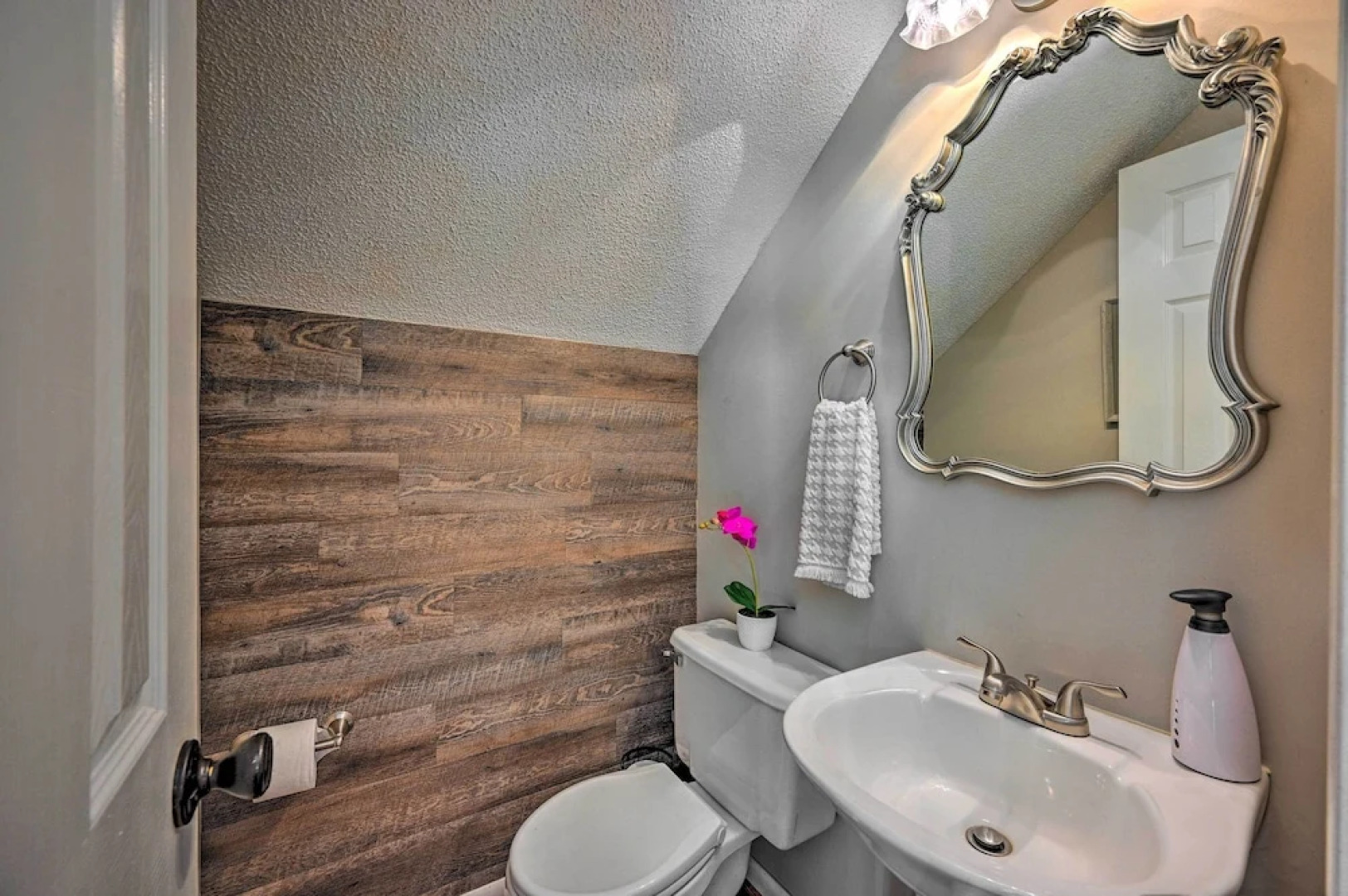 2 Mi to Clemson: Central Villa w/ Deck, Near Lakes