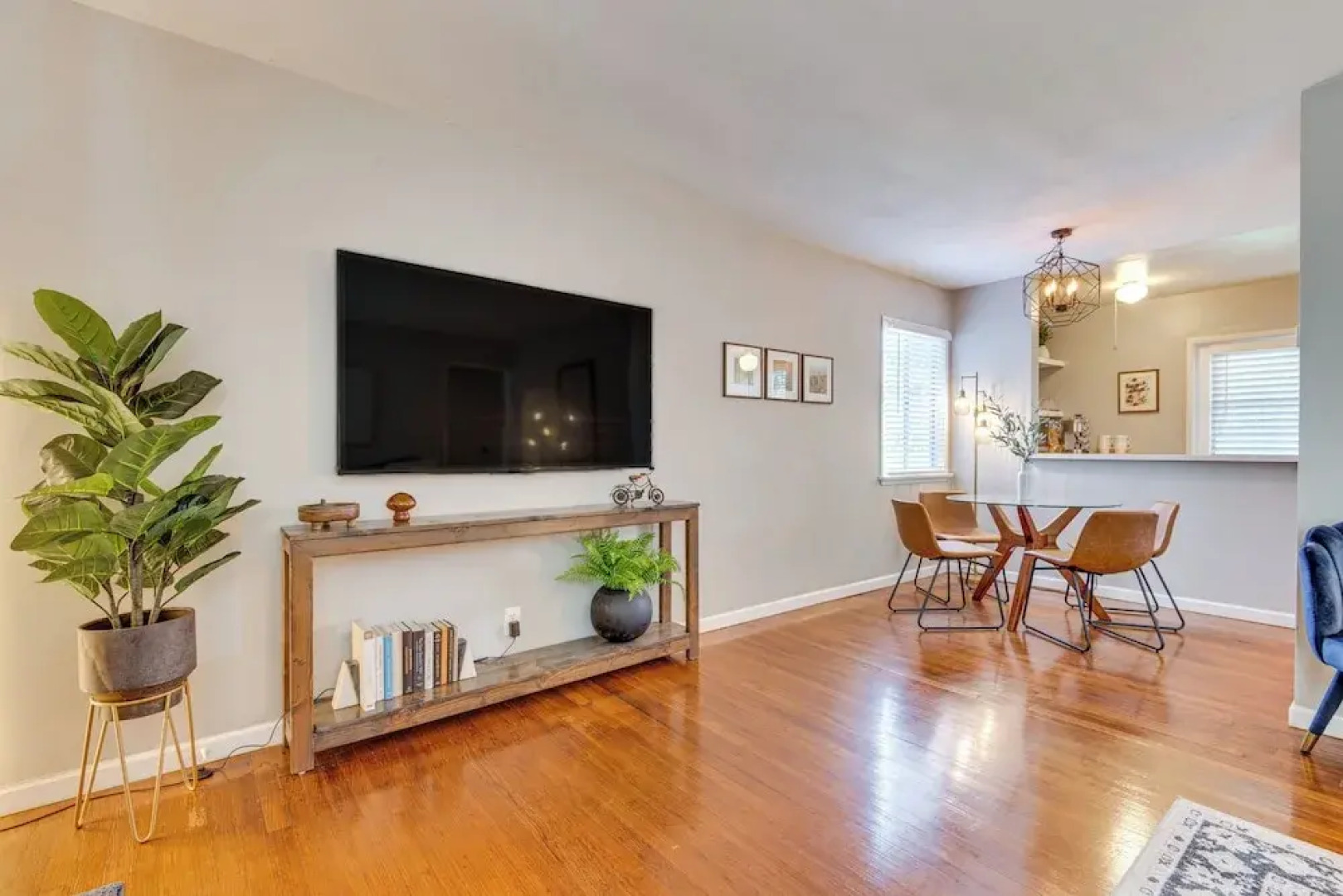 Centrally Located Burbank Duplex Near Hollywood!