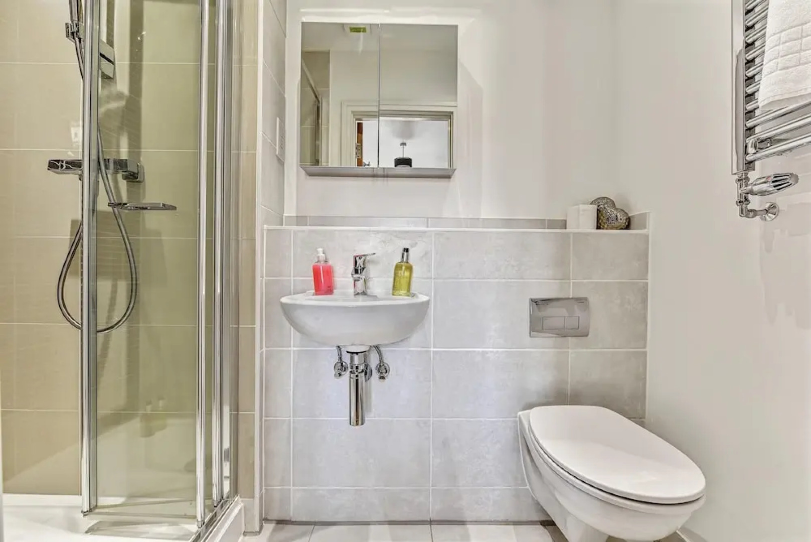 London Heathrow Living Serviced House 4 Bedrooms, 2.5 Bathrooms Up to 9 Beds