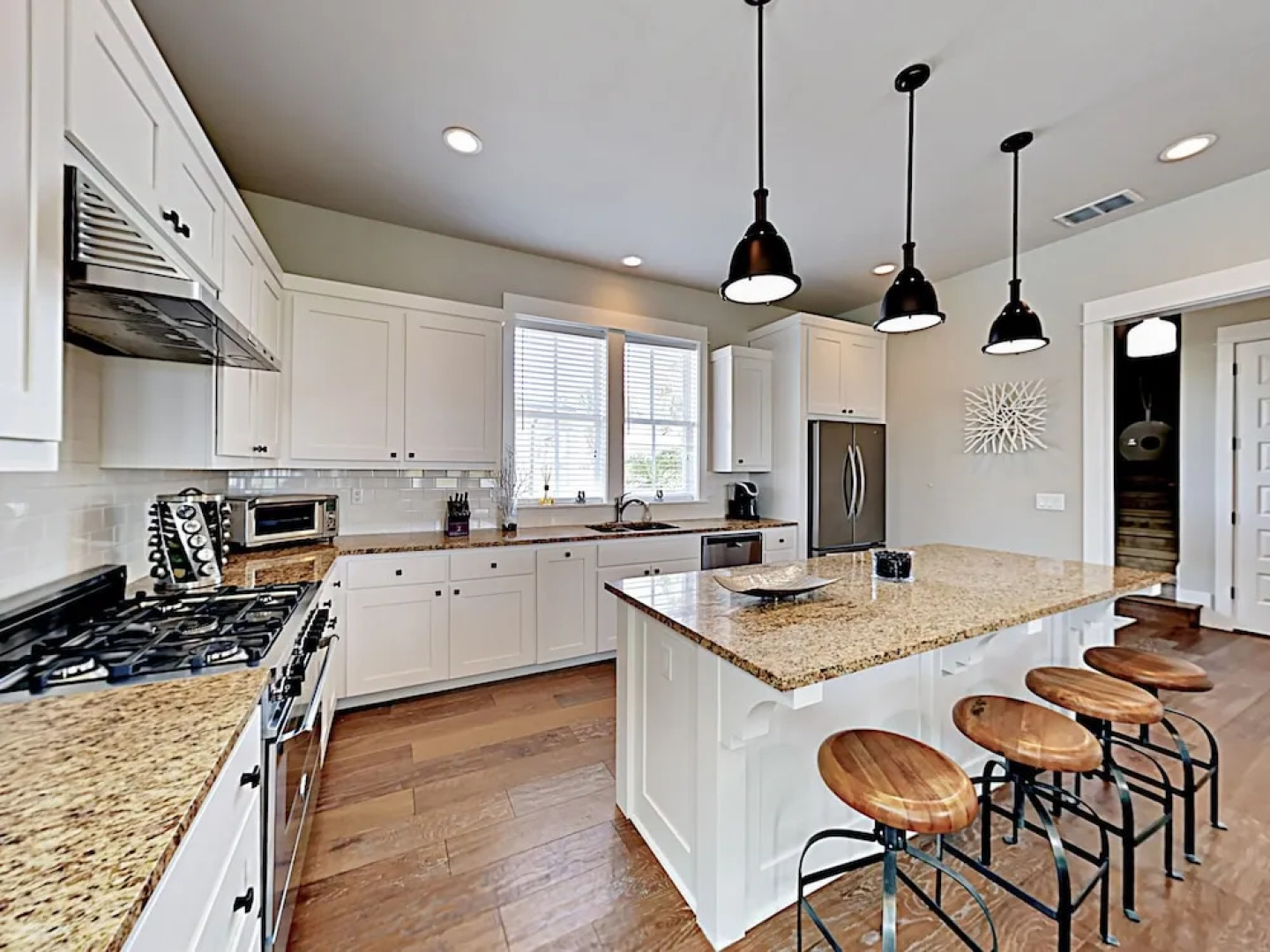 Luxe Waterfront - 3 Br Home