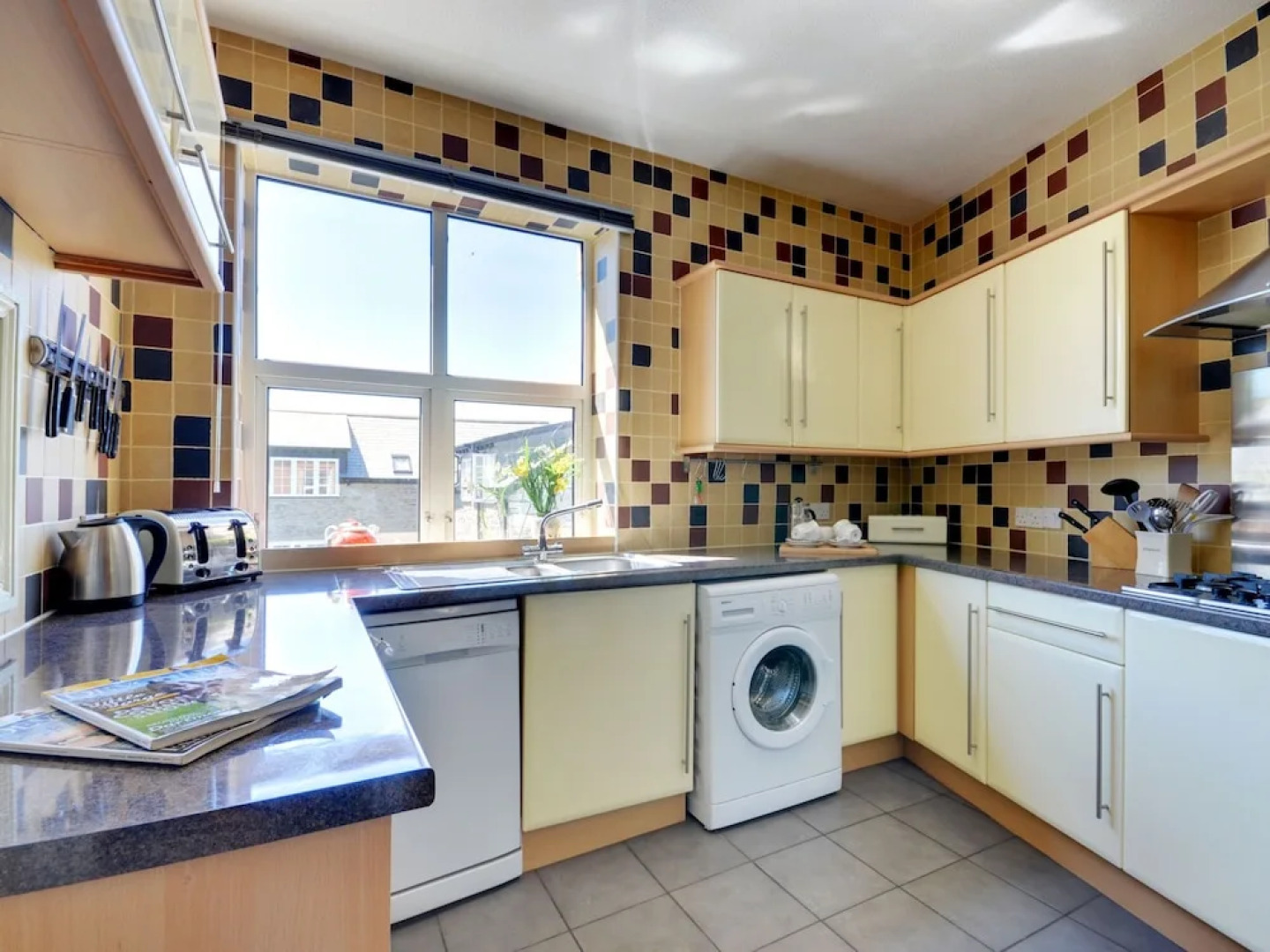 Spacious 2-Story Apartment in a Central Location near Sea