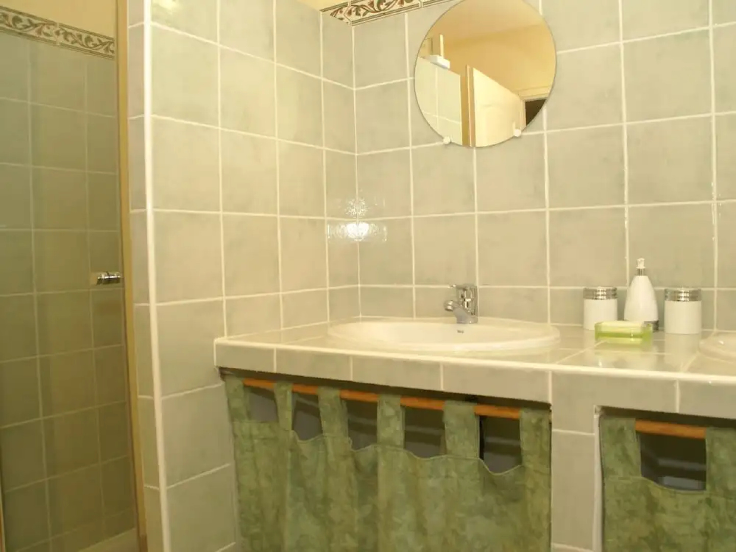 Peaceful Villa in Saint-Saturnin-lès-Apt with Swimming Pool