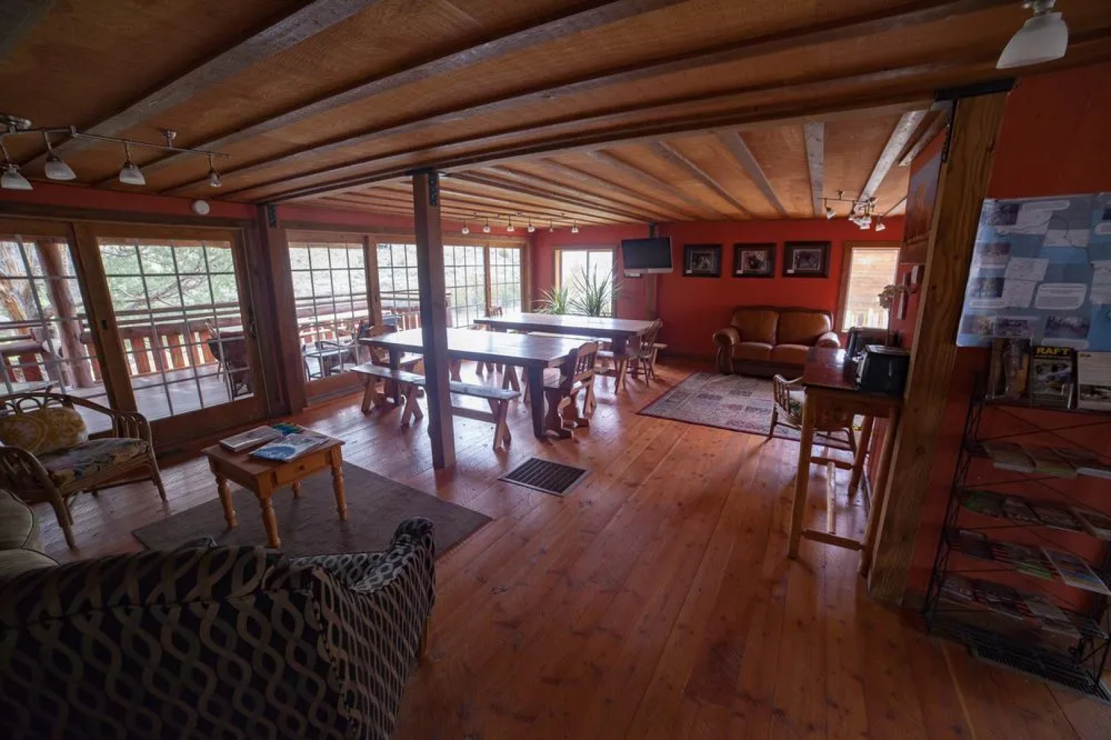 North Yellowstone Lodge and Hostel