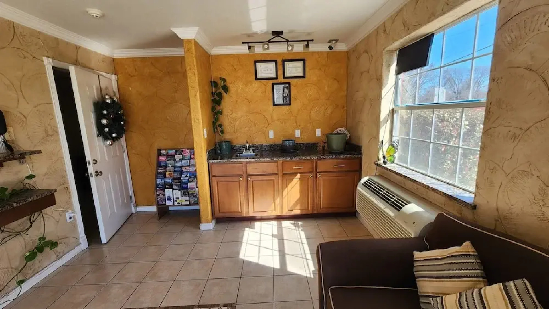 Benbrook Inn & Suites