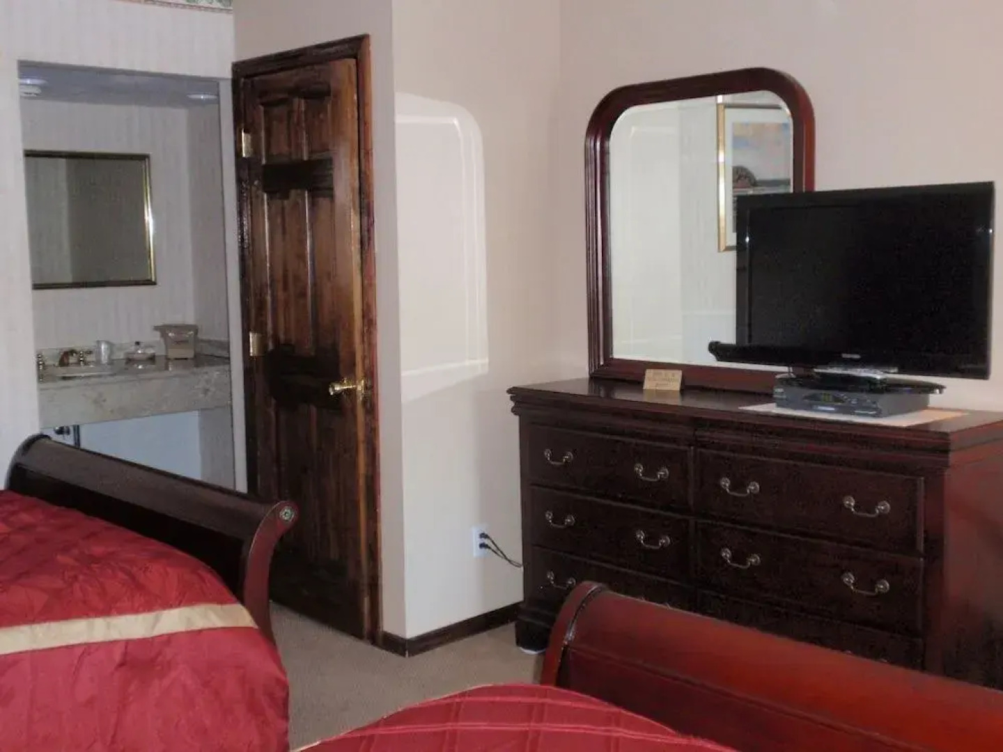 Chalet Inn & Suites Centerport