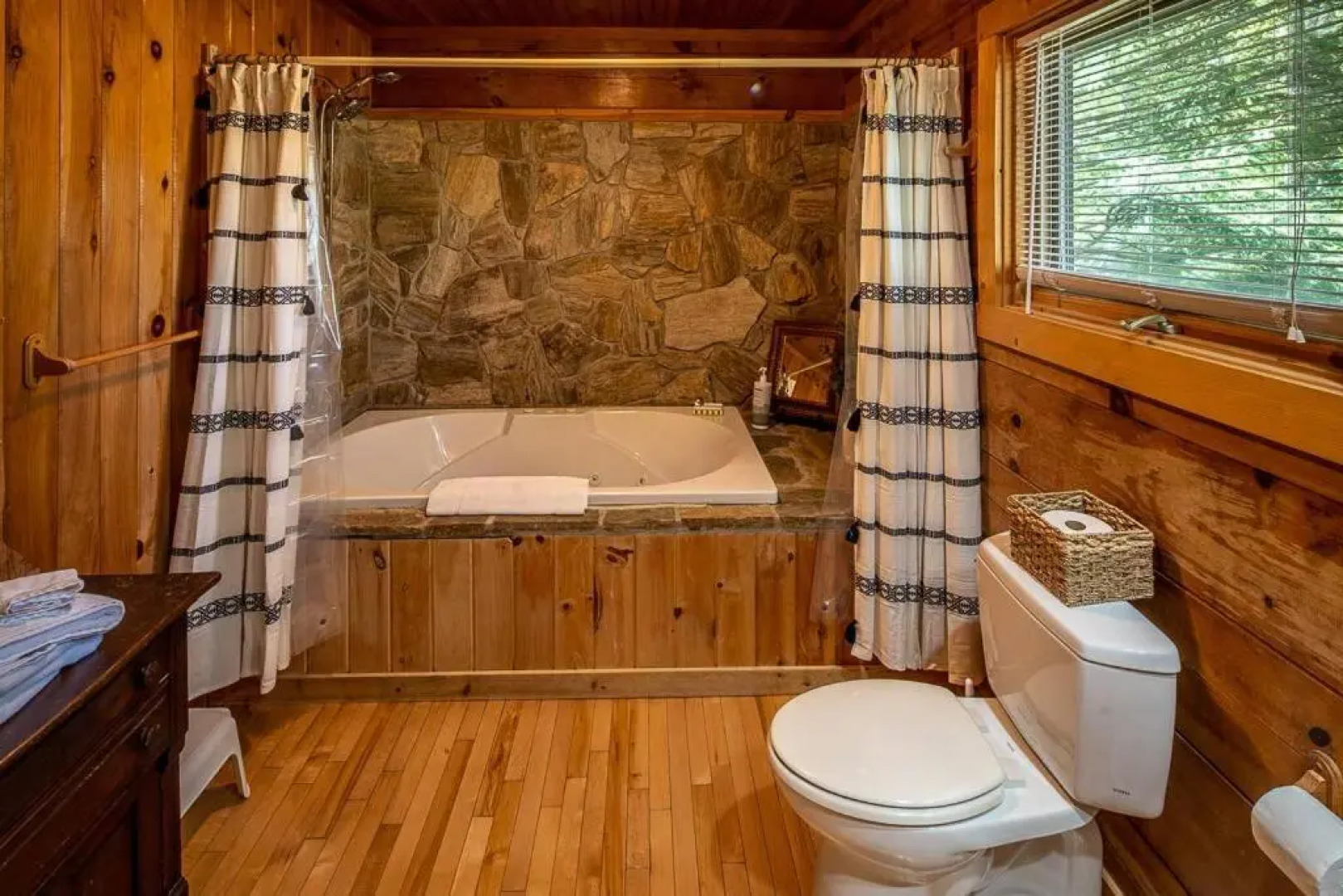 Cozy ‘Grey Fox’ Cabin Between Boone & Blowing Rock