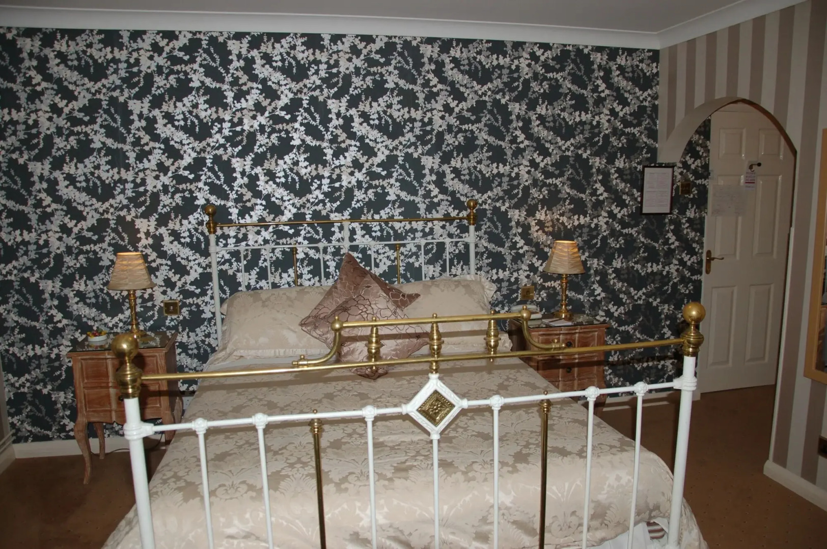 Albright Hussey Manor