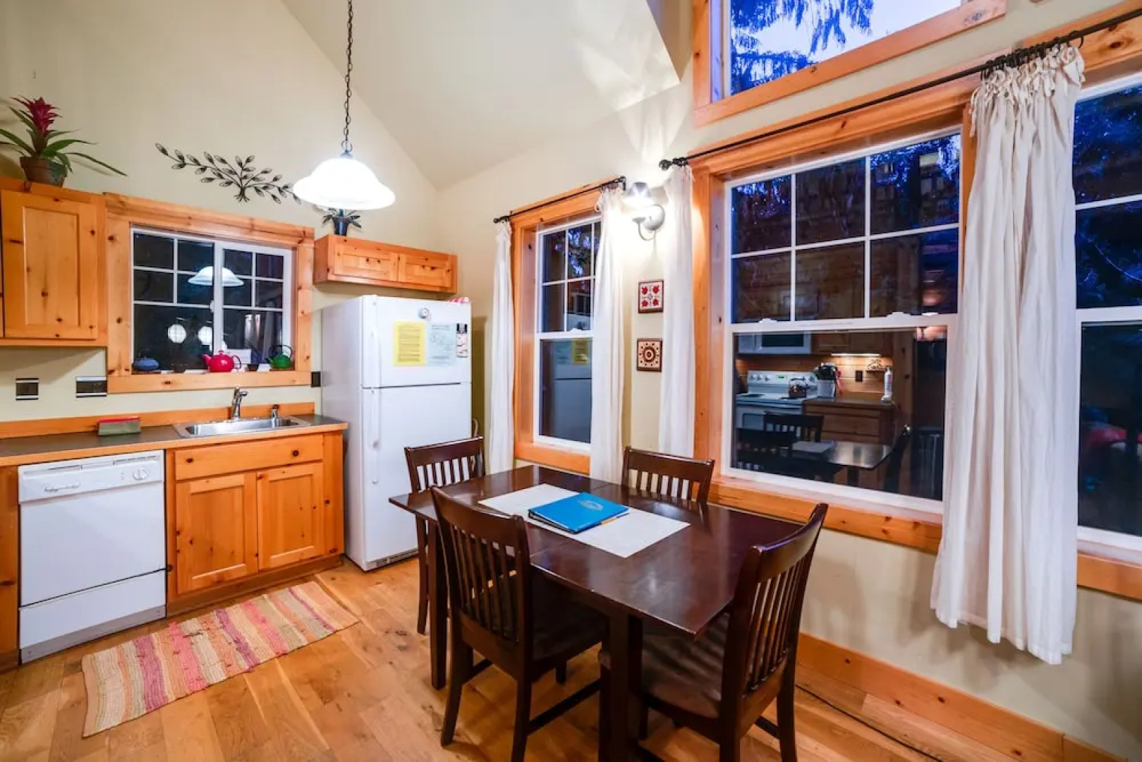 Mt. Baker Lodging Cabin 11 – Hot Tub, BBQ, Sleeps 6! by MBL