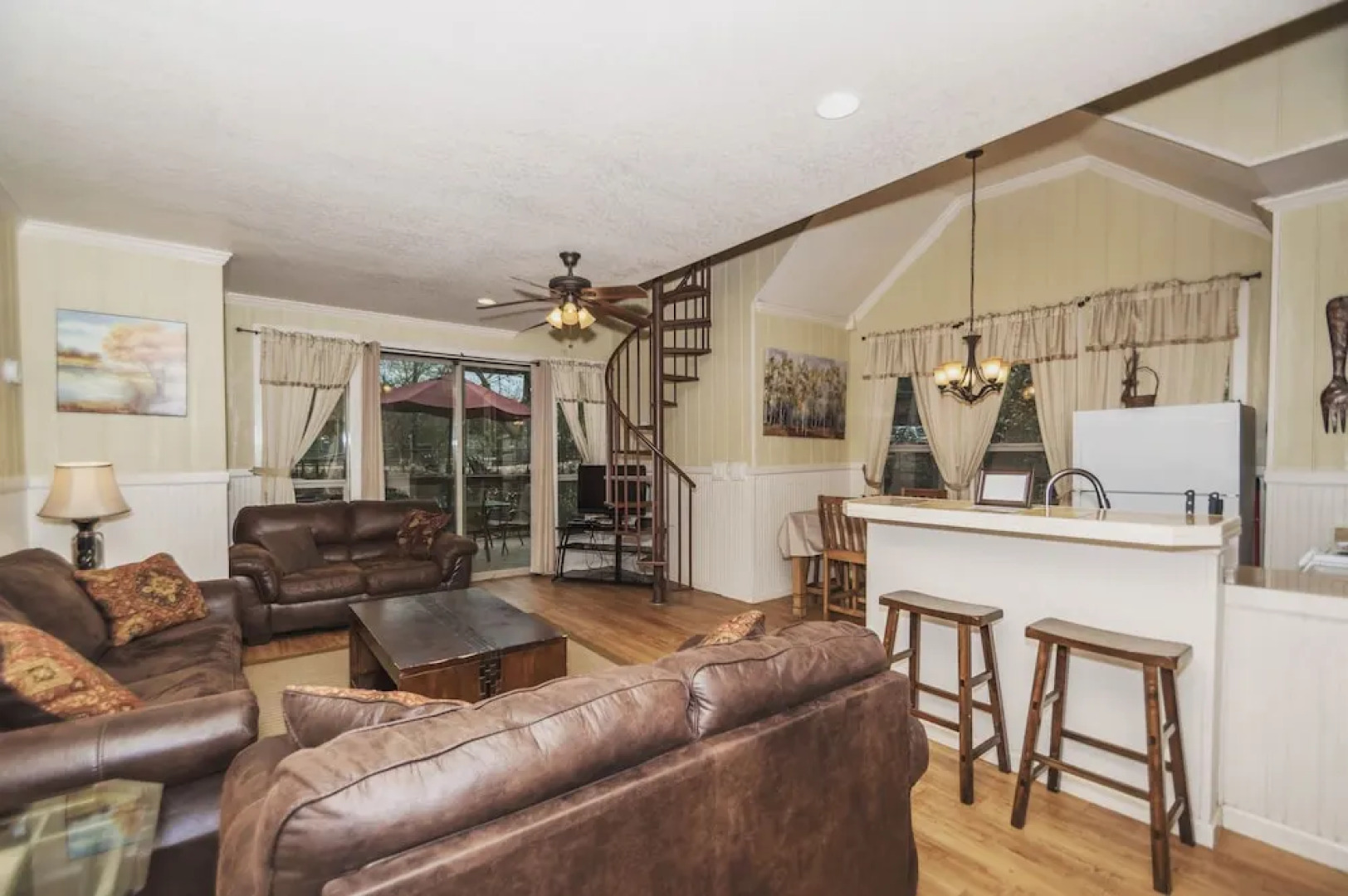 River Rd. Treehouses- Cardinal Casita 1 Bedroom 1 Bathroom Cabin