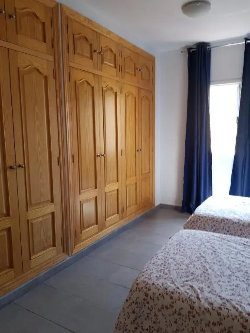 Apartamento privado en una zona tranquila y próxima al aeropuerto TF norte y a la ciudad de San Cristóbal de la Laguna .