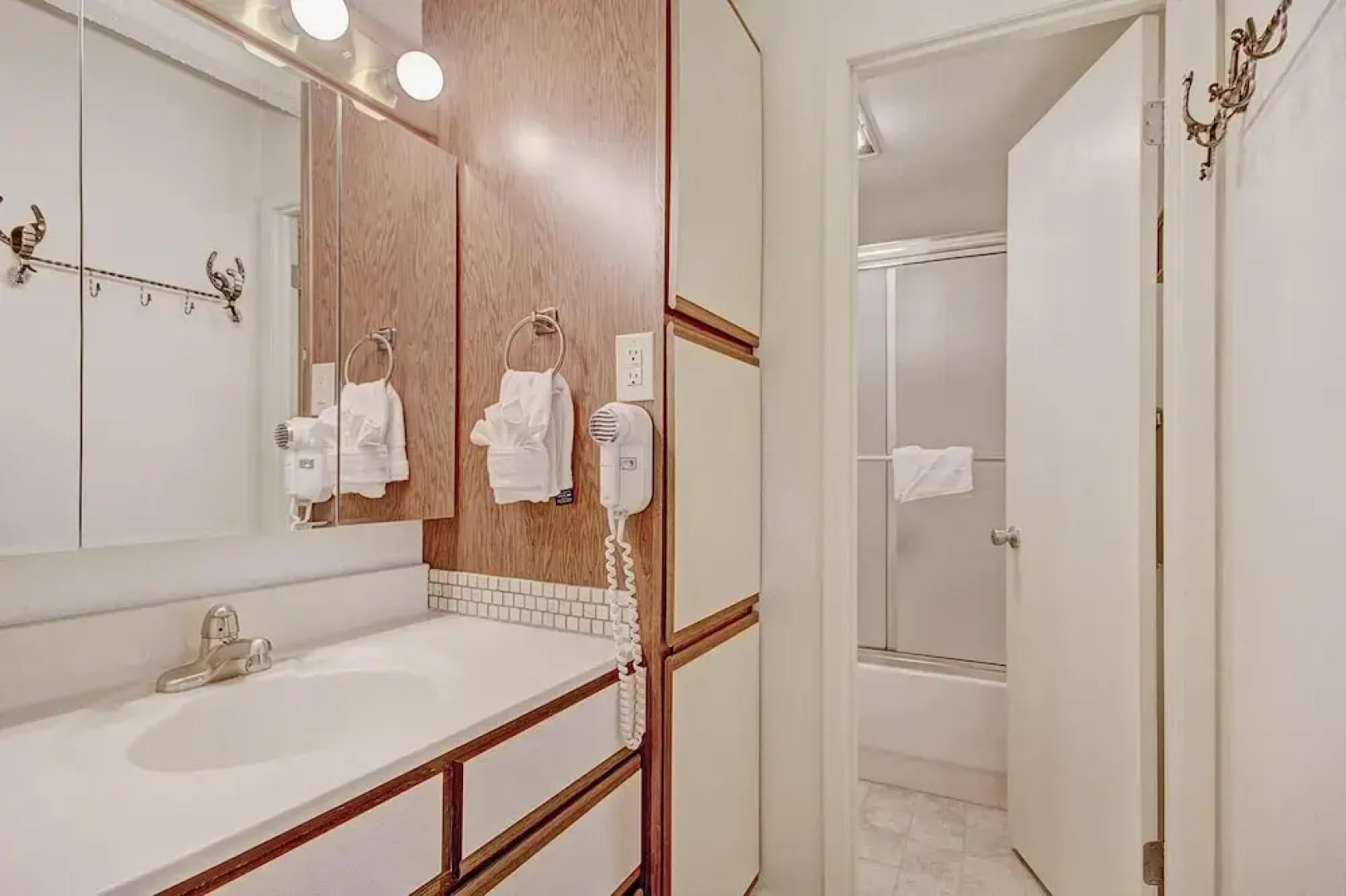 Wheeler House Spacious East Village Condo, Easy Walk to Super Bee - WH104 by Redawning