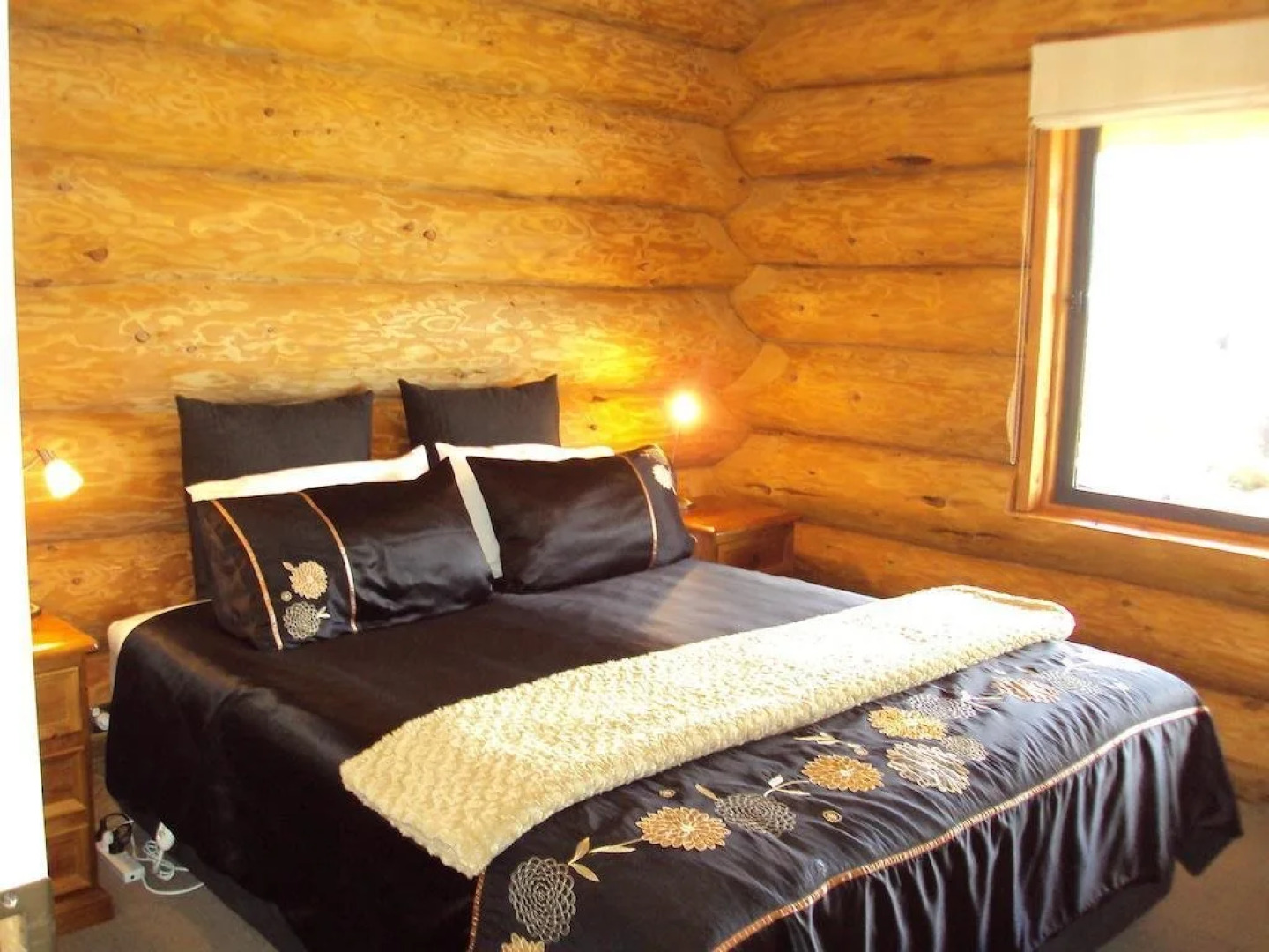 The Hollows Luxury Log Cabin