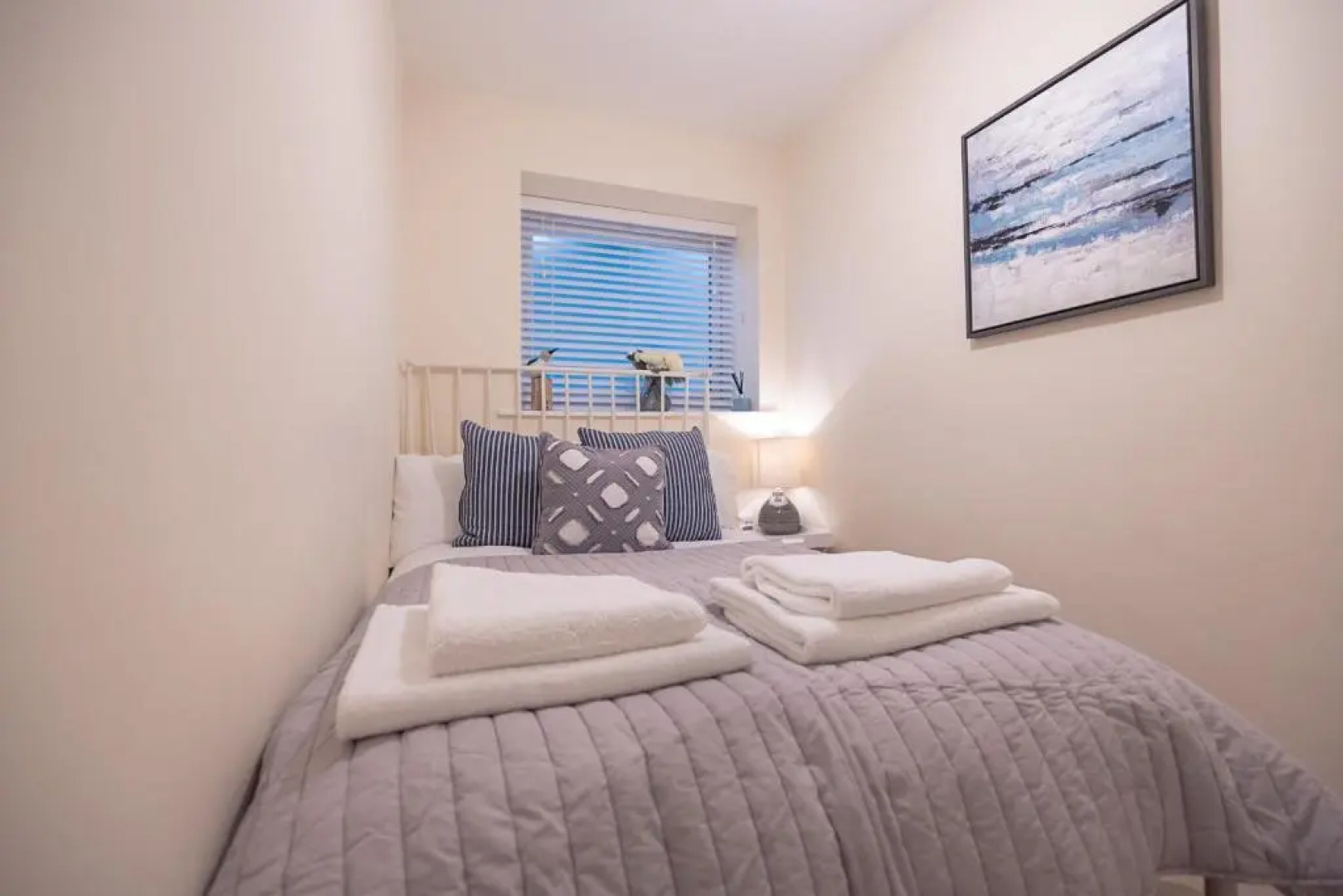 Stylish Brixham Apartment - Newly decorated - Free on street parking
