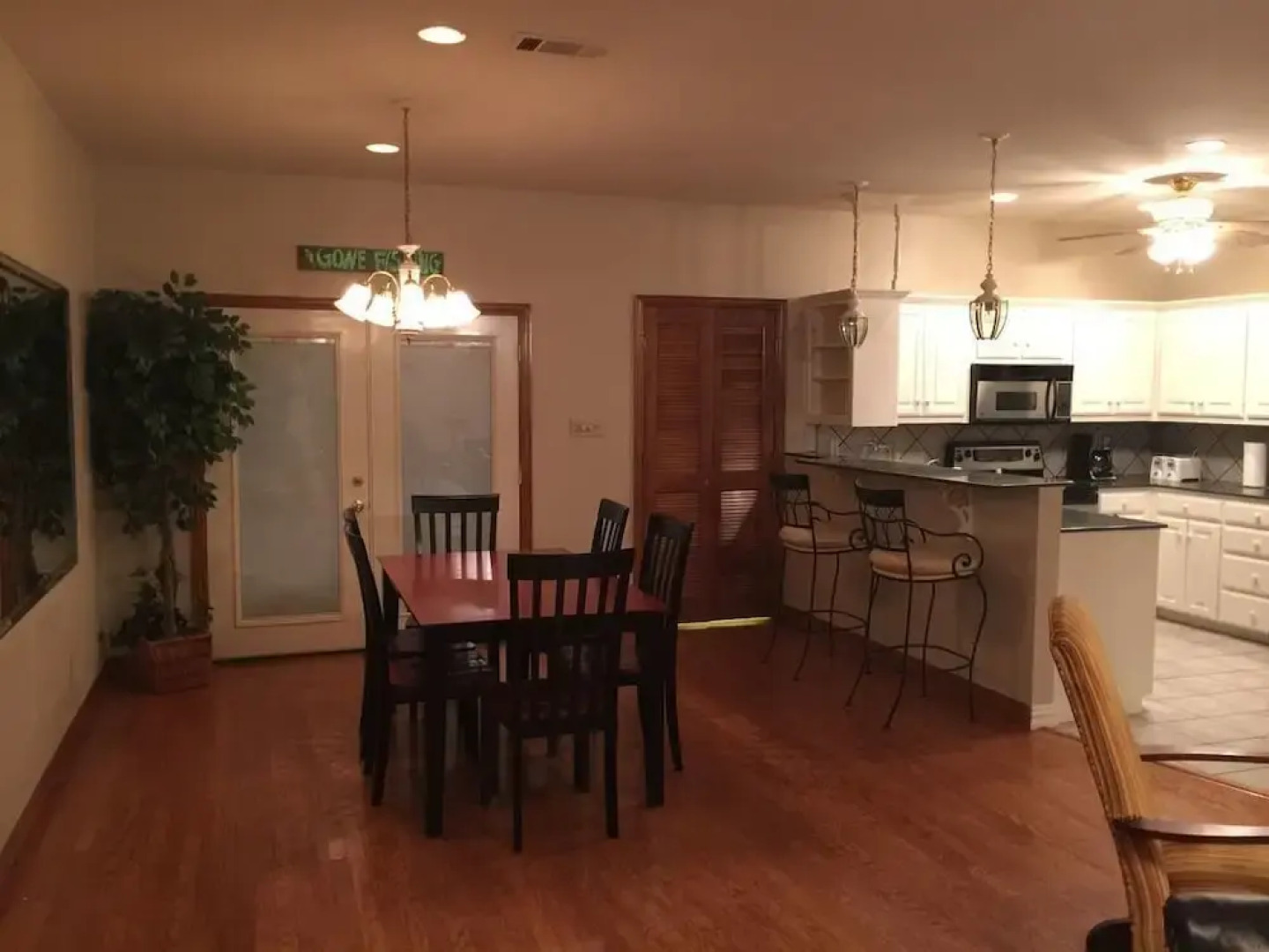 Family Friendly Lake House Located at Mid-west arm of Lake Fork