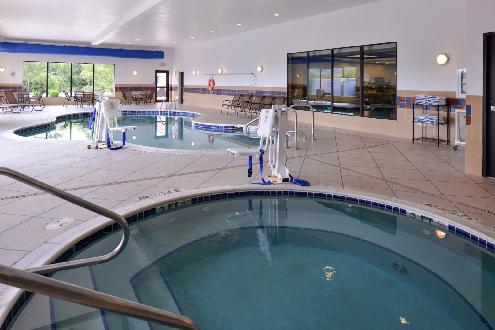 Holiday Inn Express and Suites Fairmont by IHG