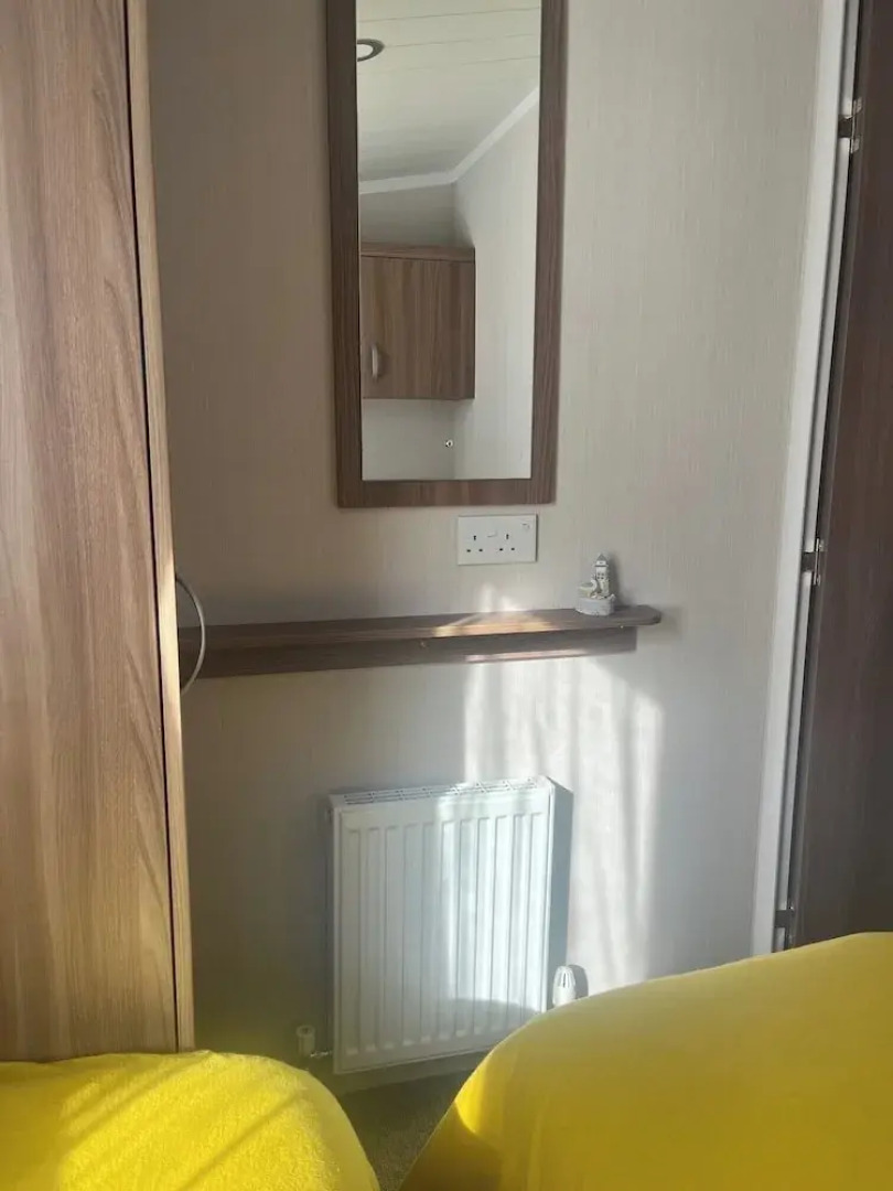 2-bed Cabin, Sleeps 4 in Cayton Bay