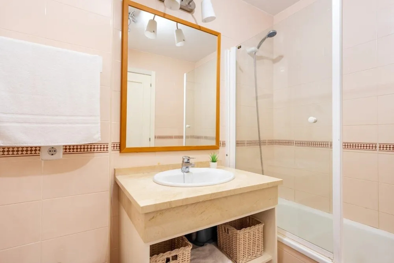 2BR  Apartment with Sea View, Gym and Pool Ref 129