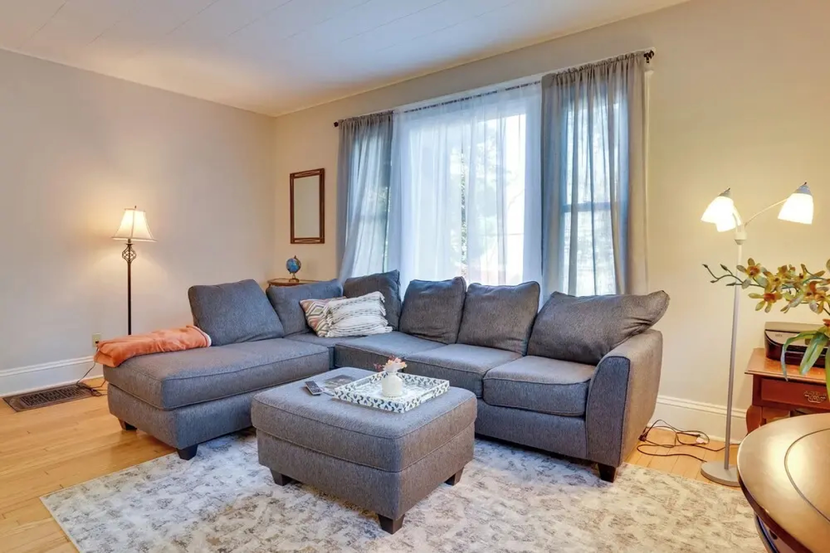 Walk to Syracuse Campus: Family-friendly Home!