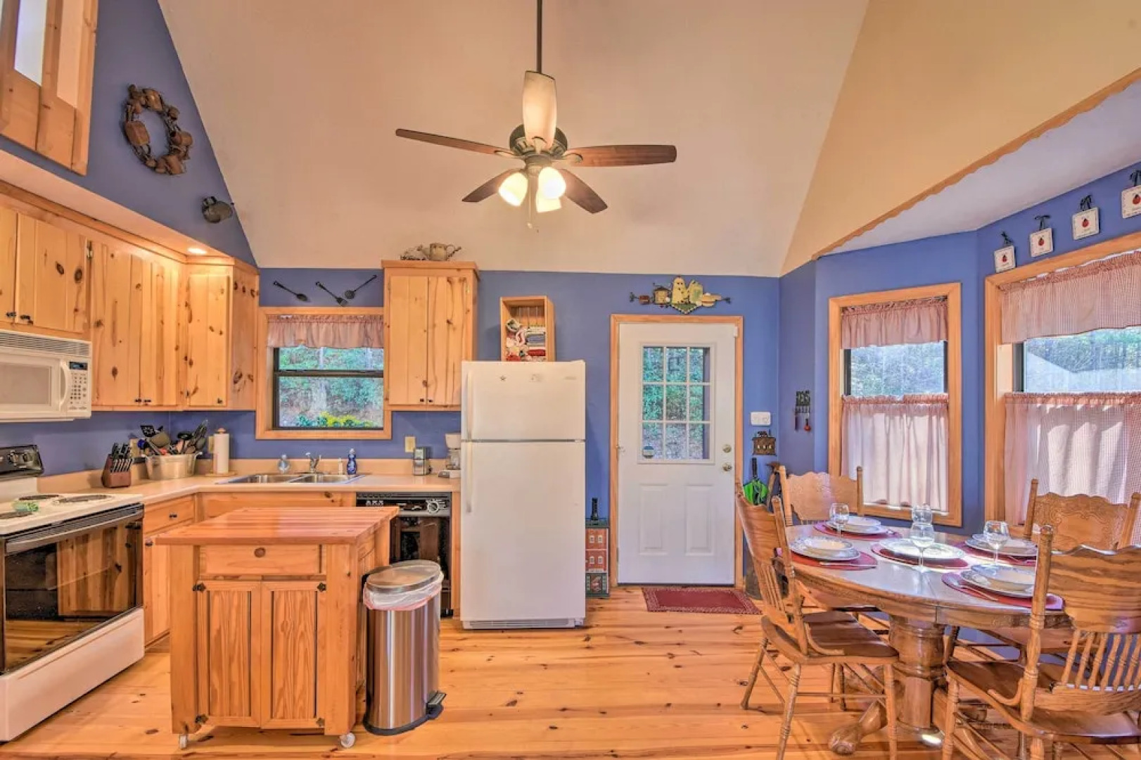 Family-friendly Cabin ~ 1 Mile to Hike & Swim!