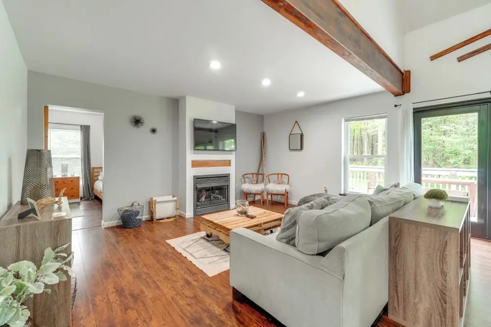 Tannersville House: Bar & Deck, 2 Mi to Ski Resort