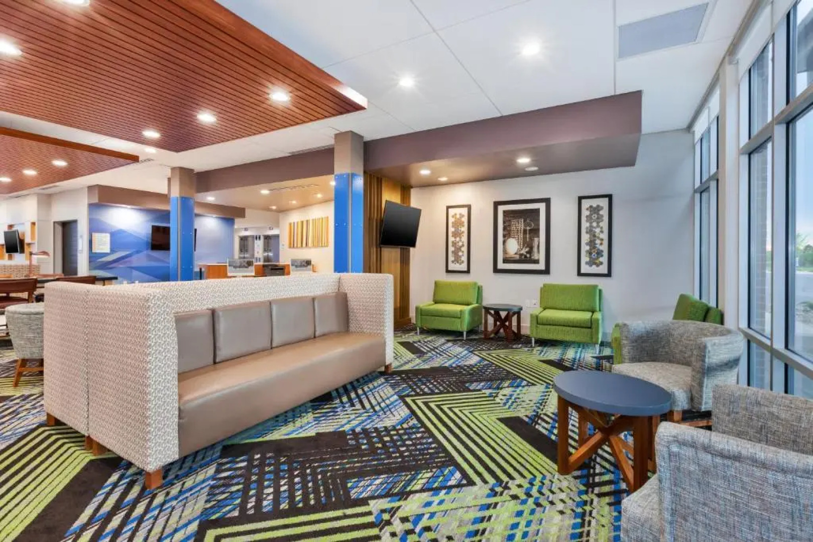 Holiday Inn Express & Suites Grand Rapids Airport - South by IHG