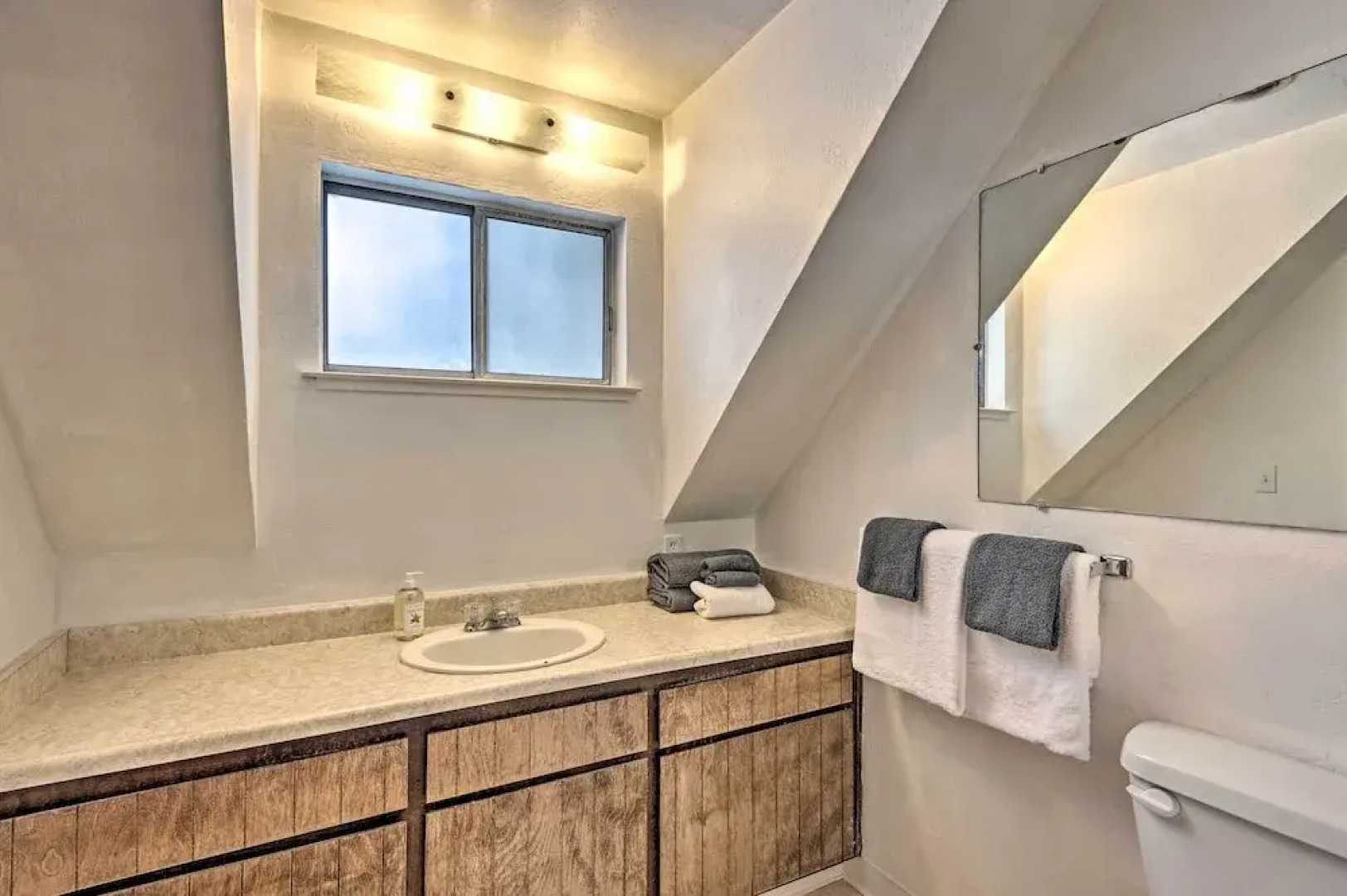 Peaceful & Upscale Ski Cabin: 11 Mi to Heavenly!