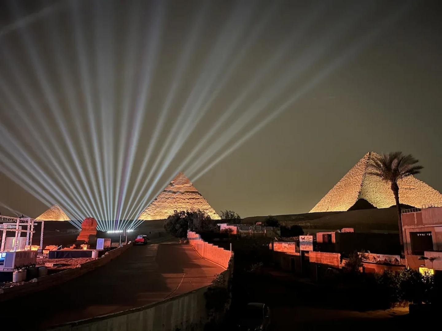 The Gate Hotel Front Pyramids & Sphinx View