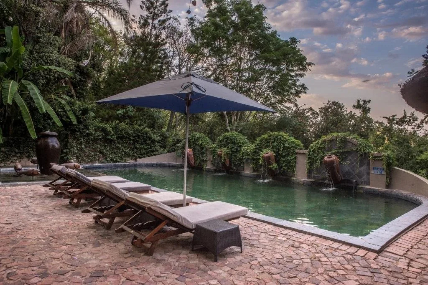 Shangri-La Country Hotel