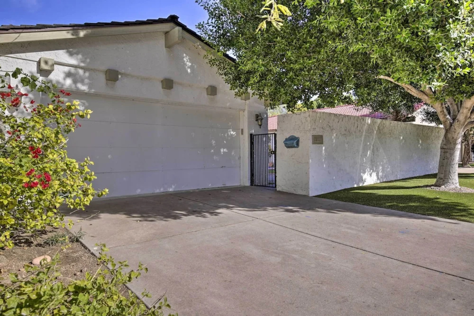 Sun Deck, Hot Tub & Kayak: Lakefront Tempe House