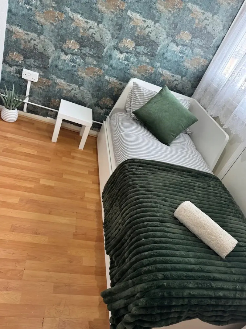 Smethwick - House - Sleeps 8 - Parking