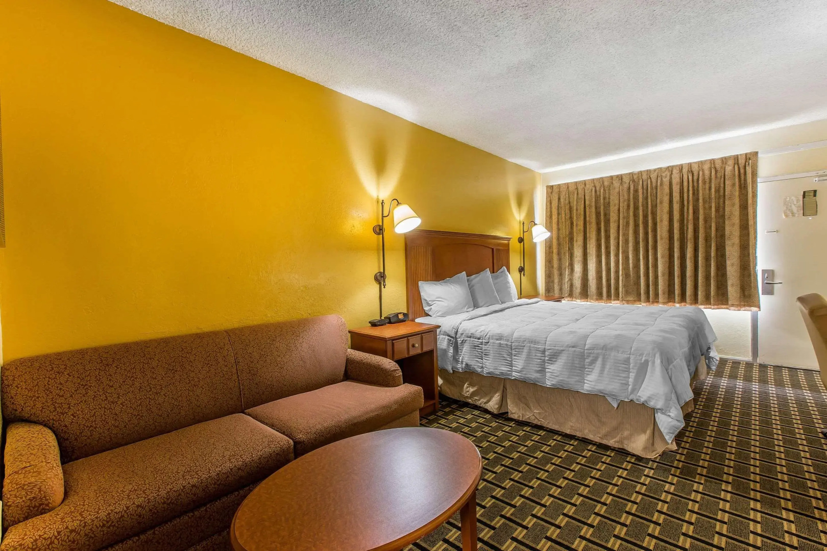 Econo Lodge Byron near Historic District - Warner Robins
