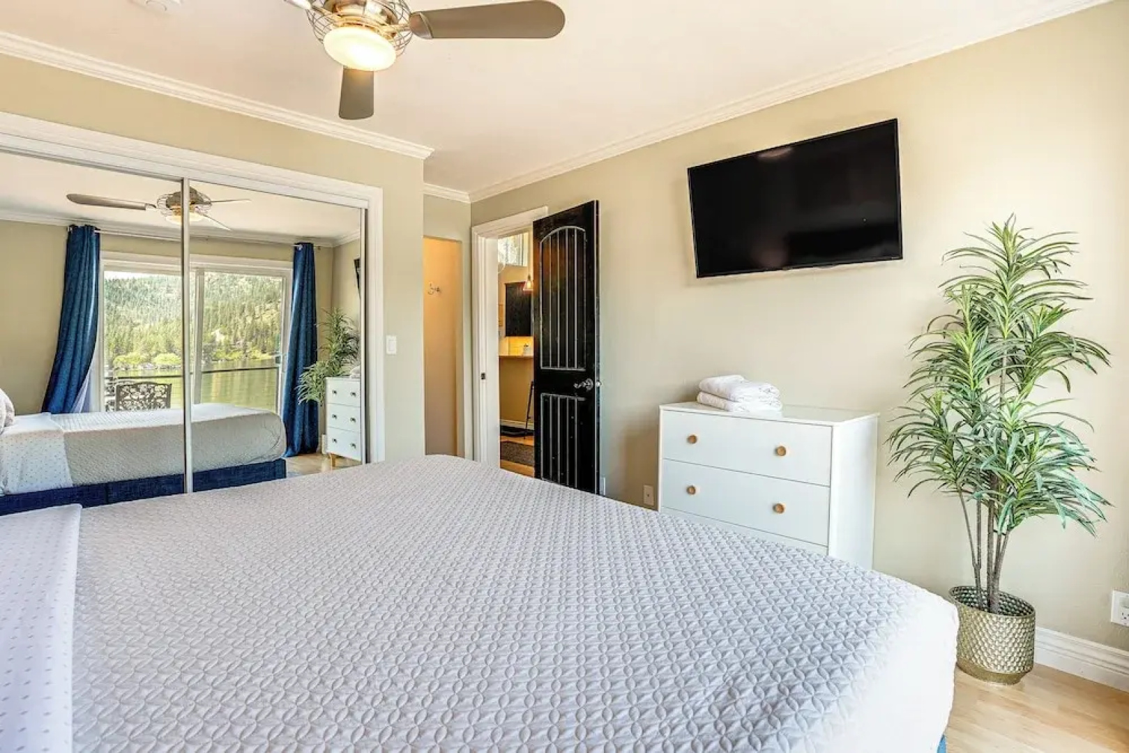 Lakefront Retreat w/ Kayaks, Paddle Boards & Deck!