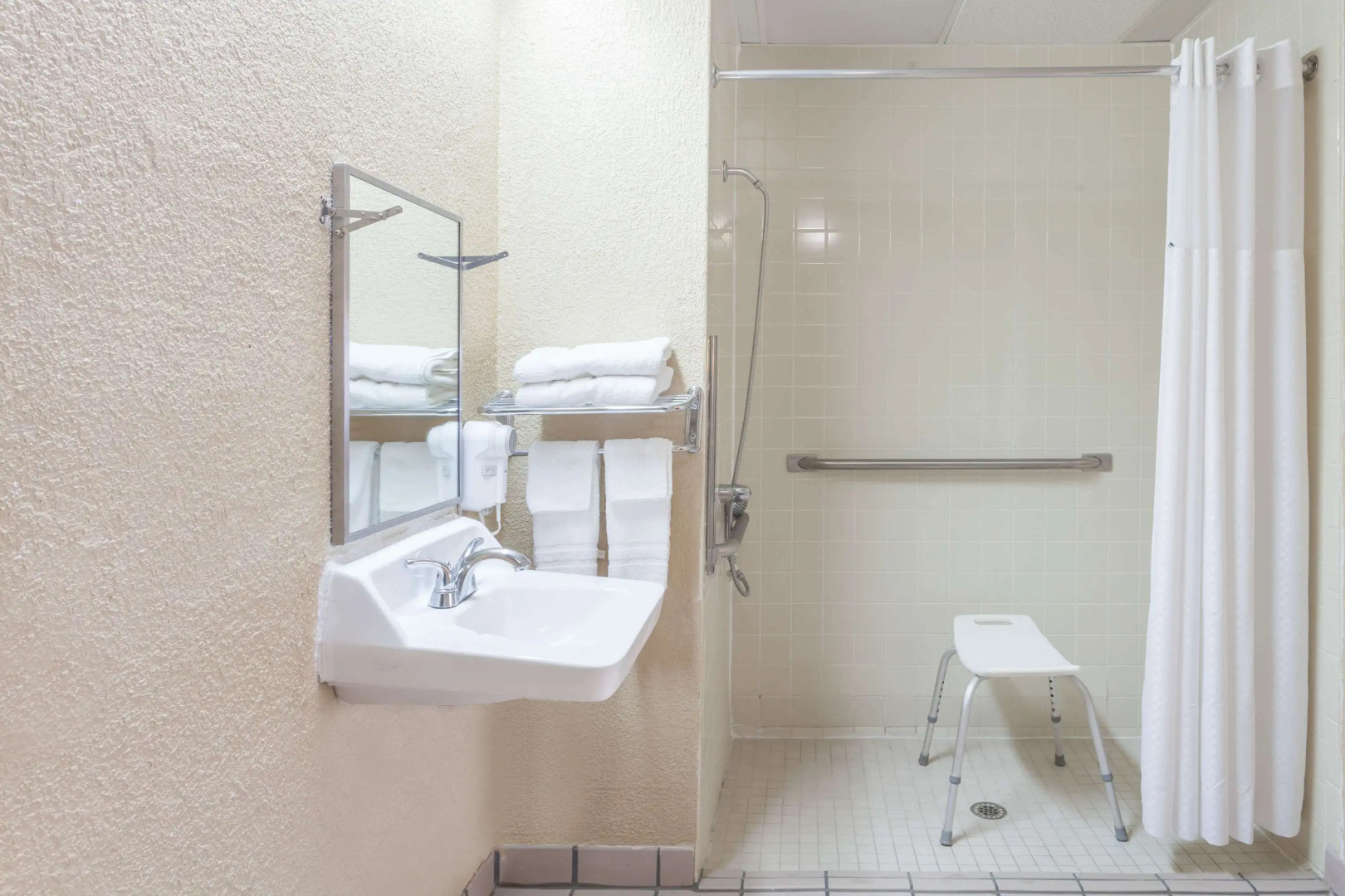 Travelodge by Wyndham Fort Wayne North