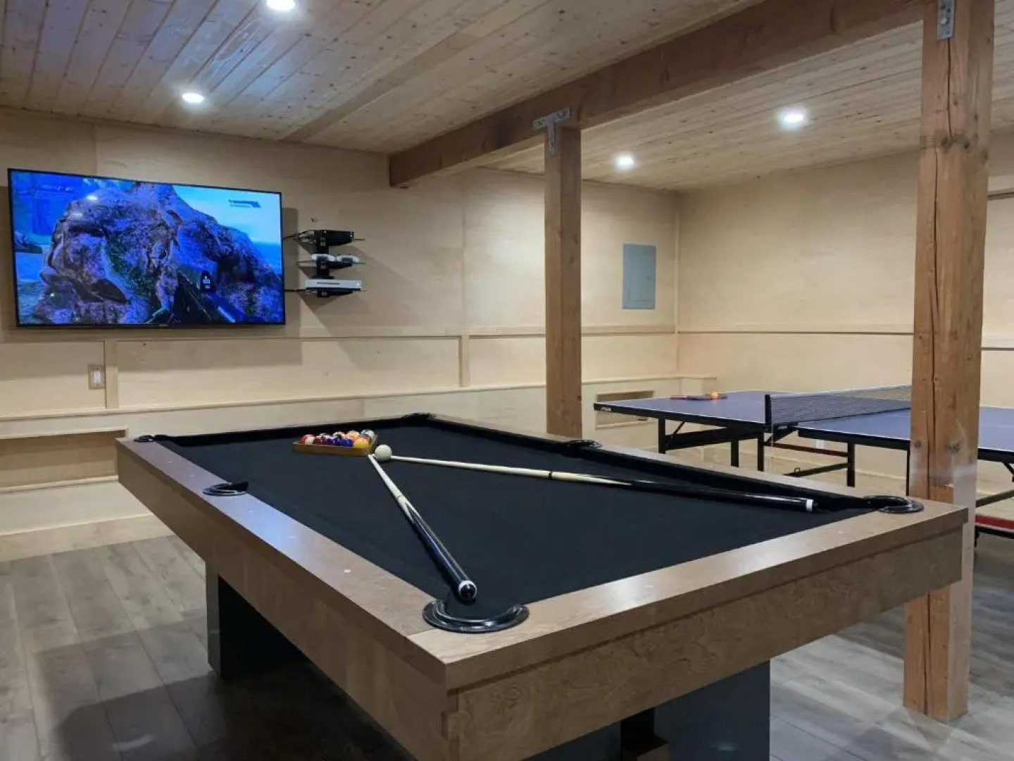 Spectacular Game Room, 3000 sqft, 2 Masters, Pool Table, 2 Decks, AC, Dogs
