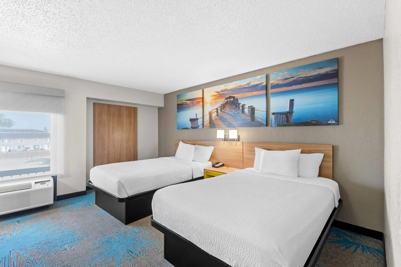 Days Inn & Suites by Wyndham Cedar Rapids