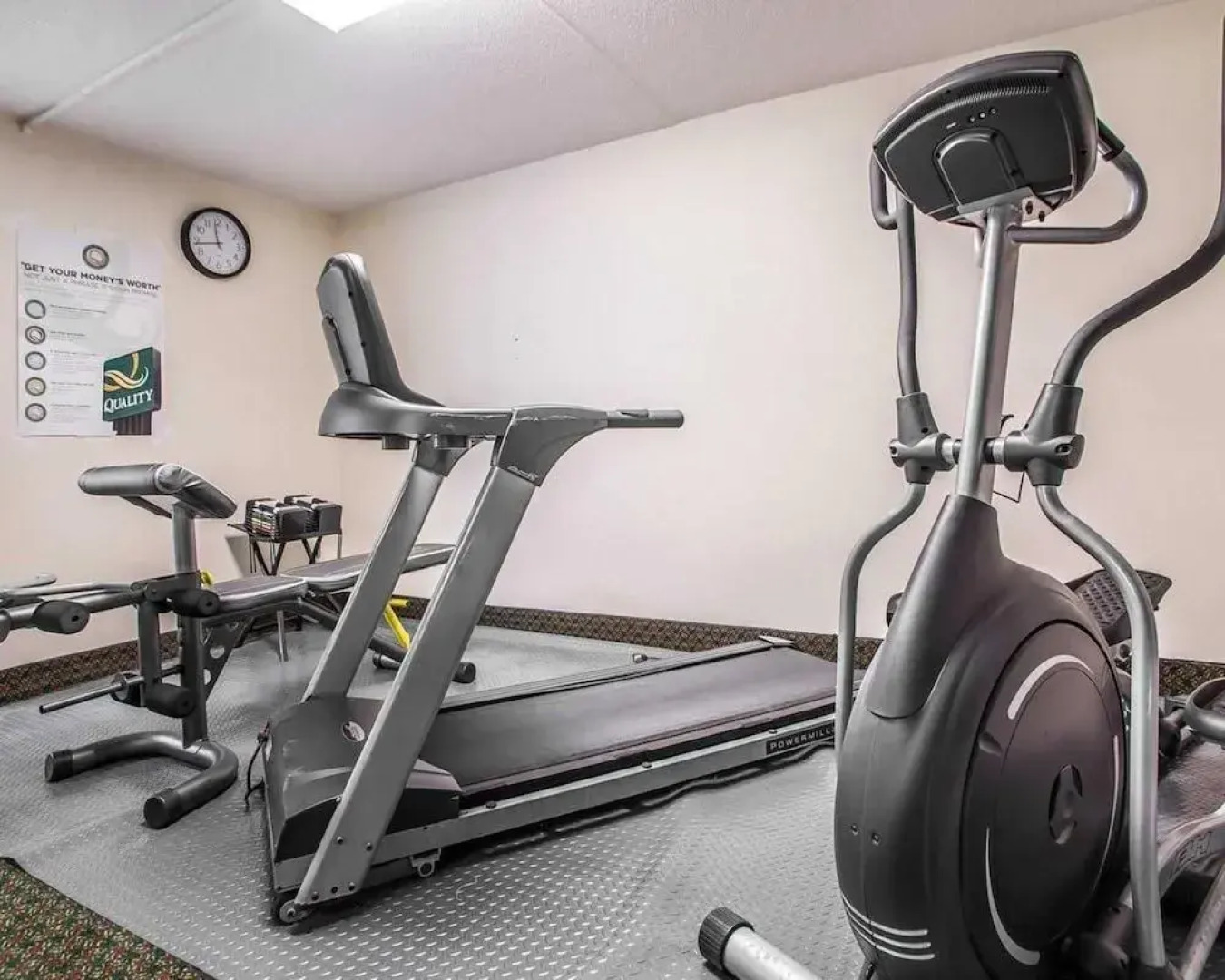 Econo Lodge Inn & Suites Outlet Village