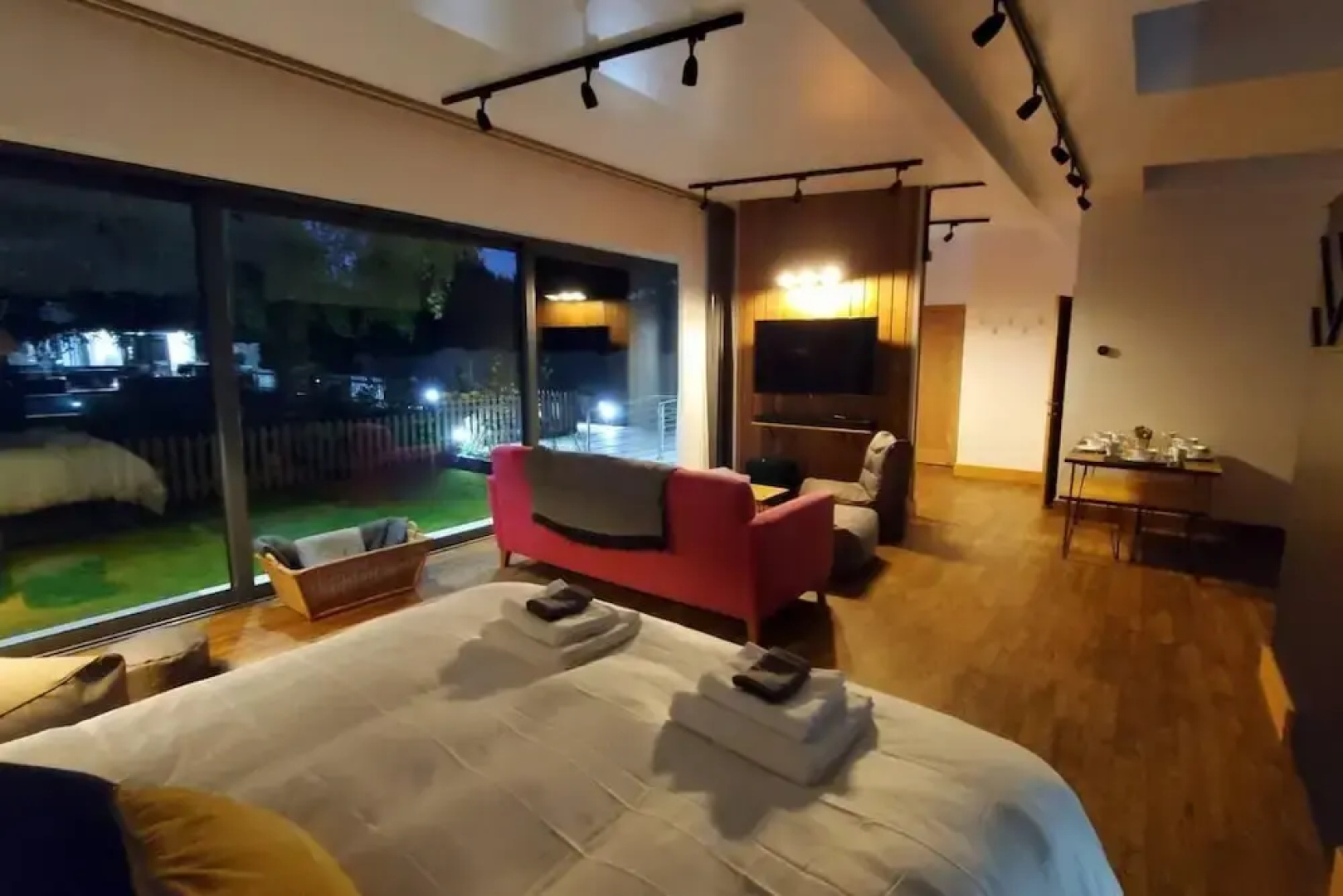 The Cedarwoods - Luxury Studio for 5!