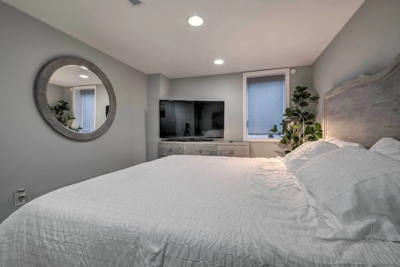 6 Mi to National Mall: Modern DC Apartment!