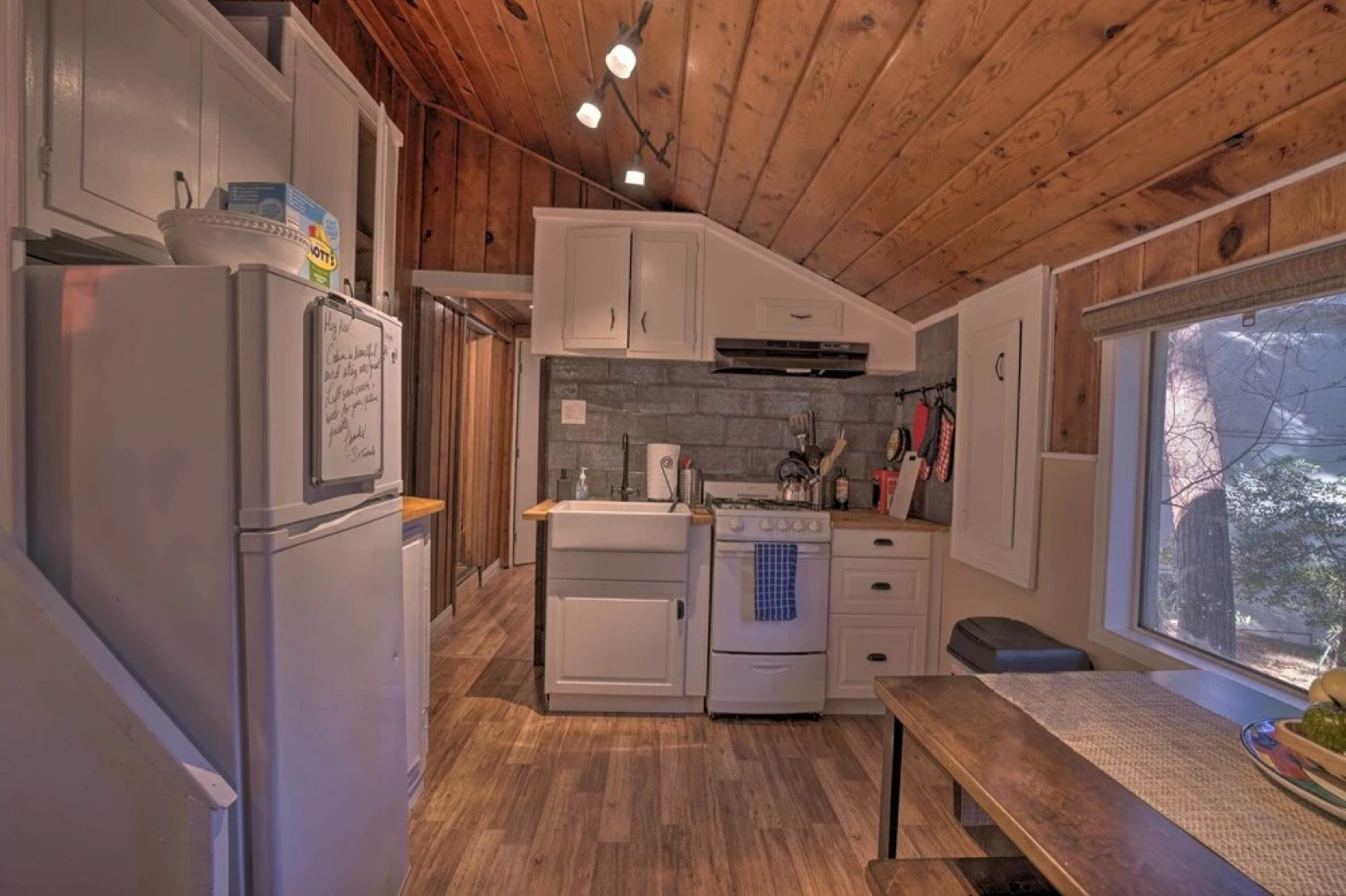 Cozy, Pet-friendly Mtn Cabin: 1 Mi to Lake Gregory