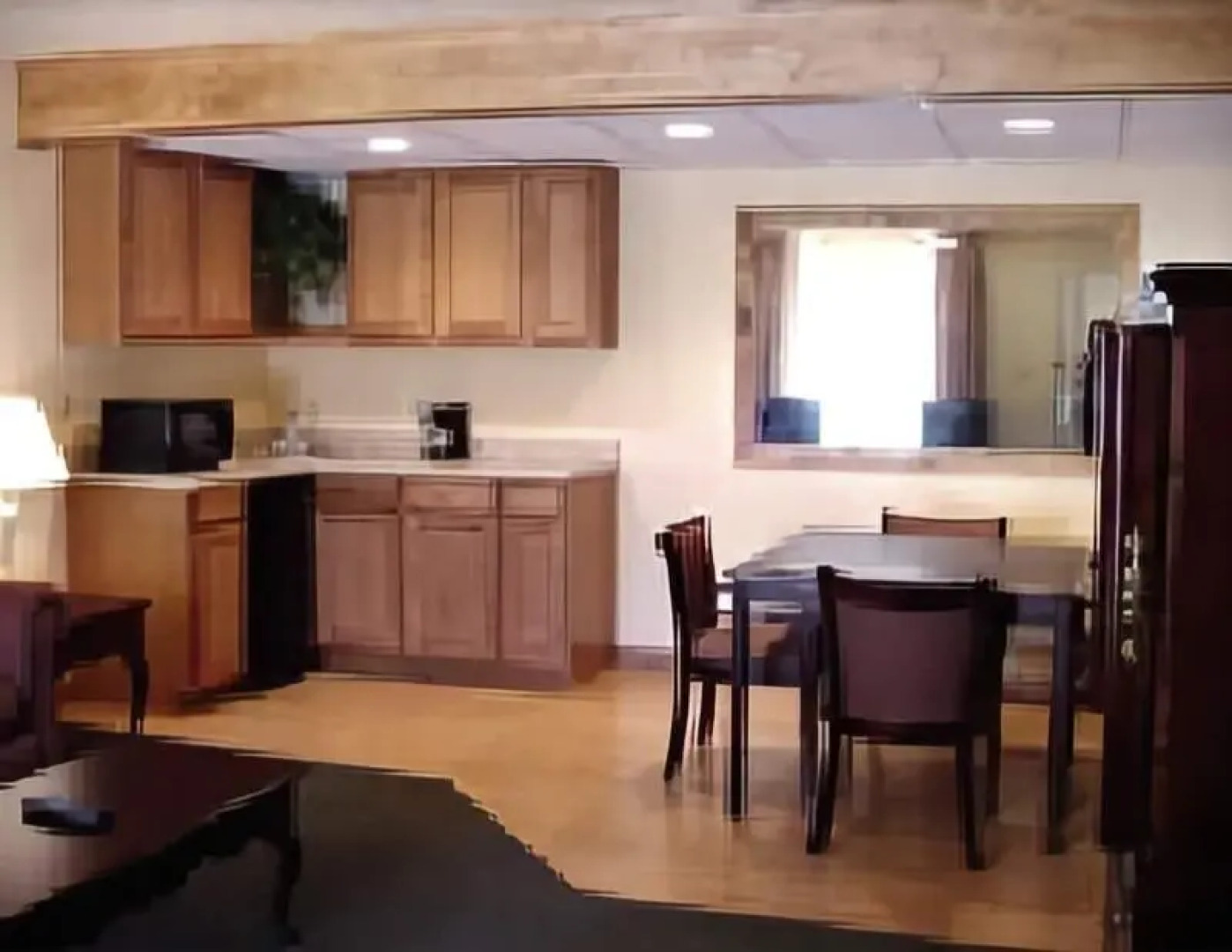 Sunday House Inn and Suites