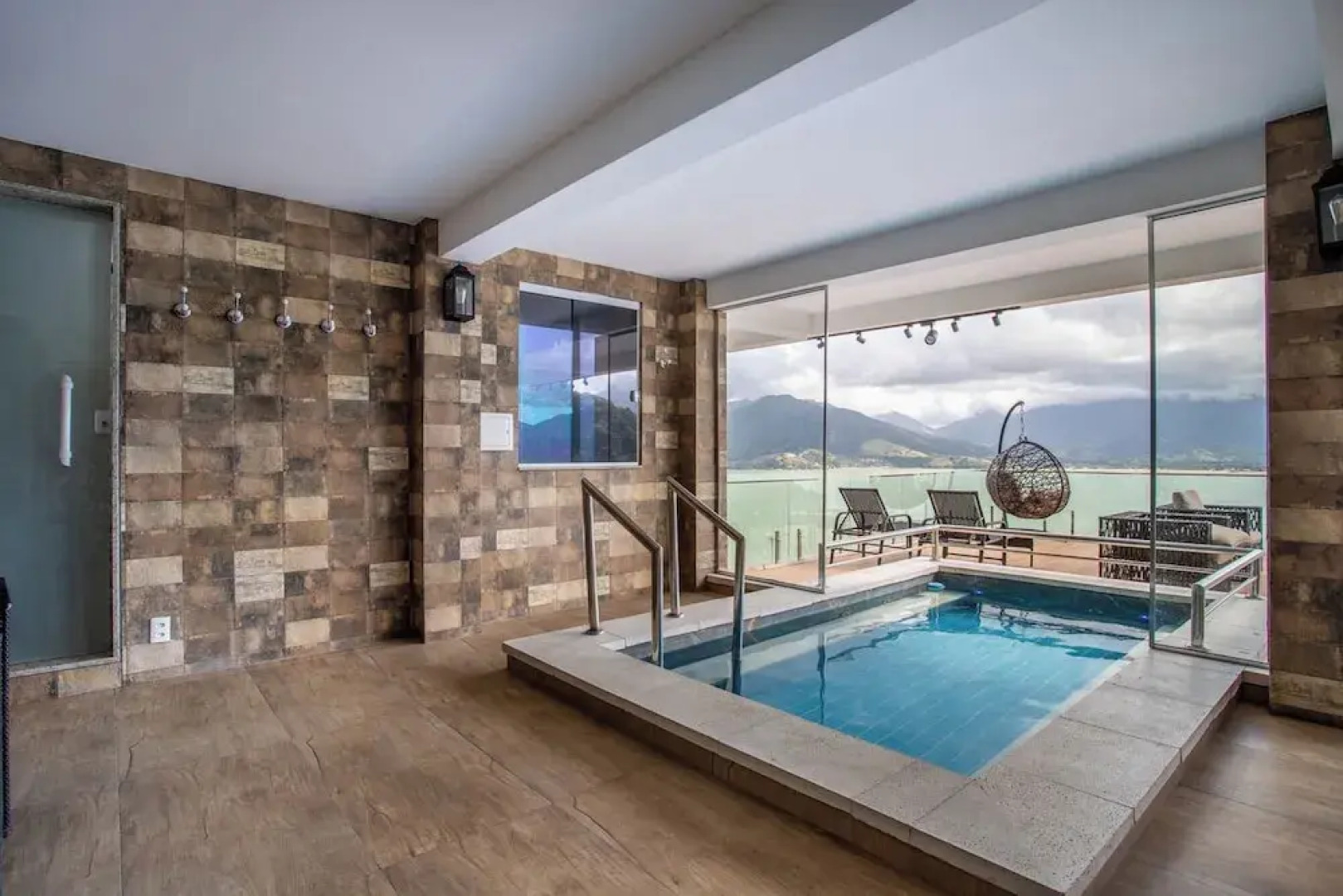 Casa com Piscina Churrasqueira e Vista