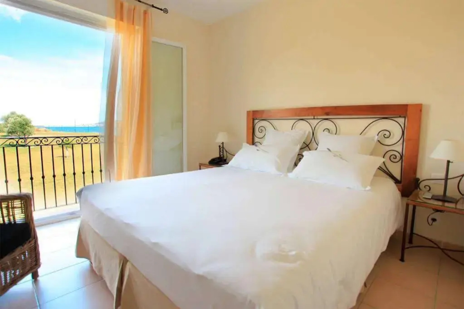 Hotel De La Pyramide