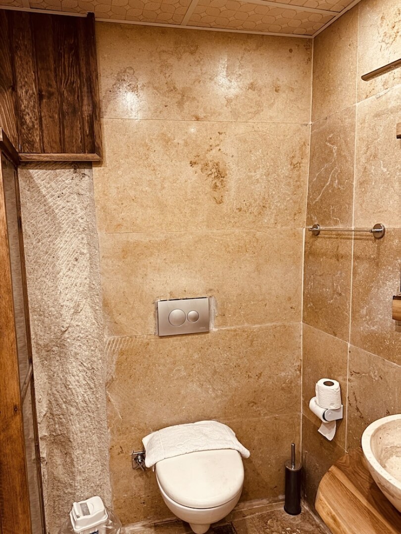 Asma Alti Cave Suits