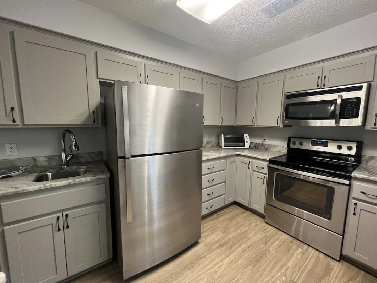Forest view, log-sided two bedroom, two bath condo on Lake Ouachita. by RedAwning