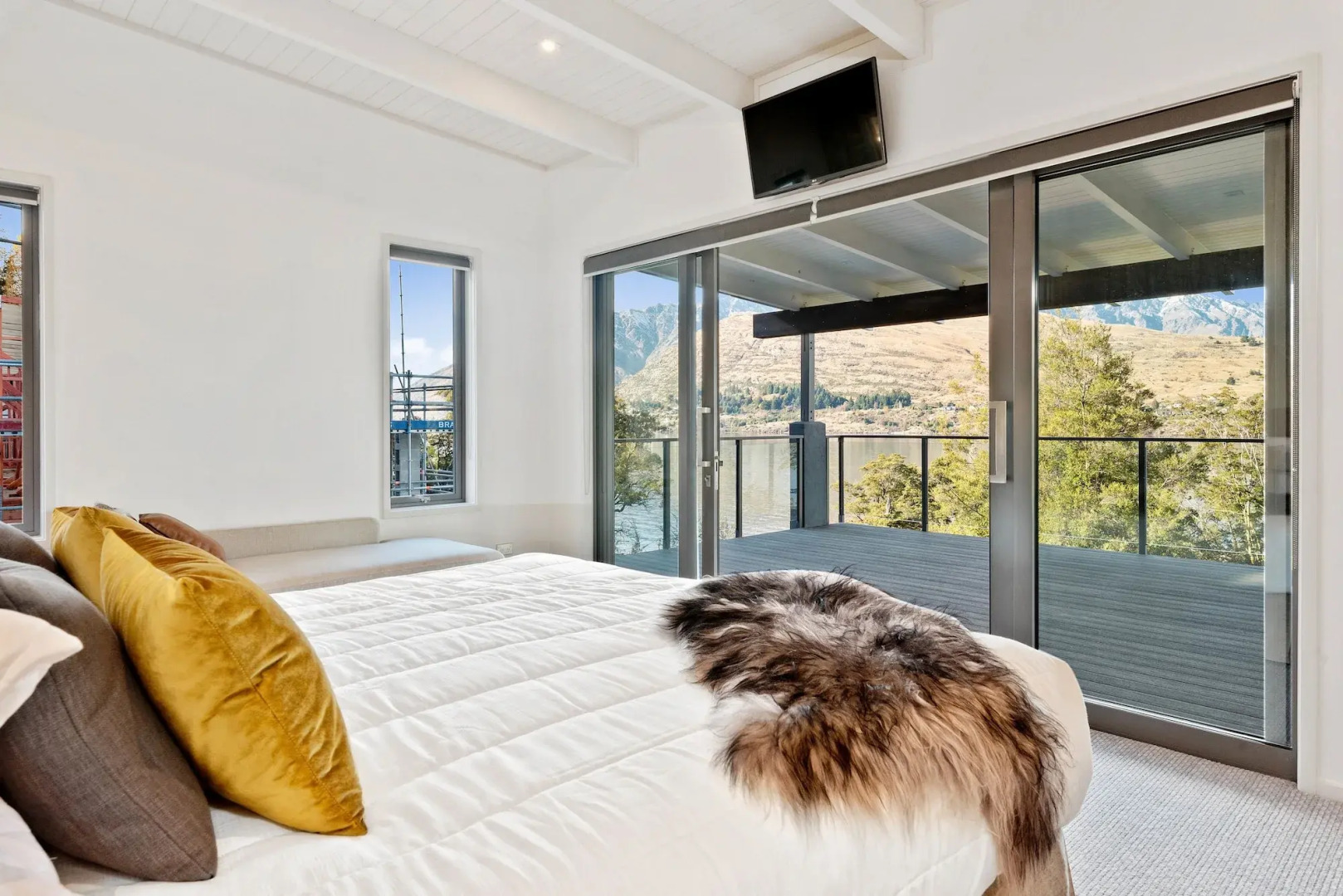 The Rees Hotel, Luxury Apartments & Lakeside Residences