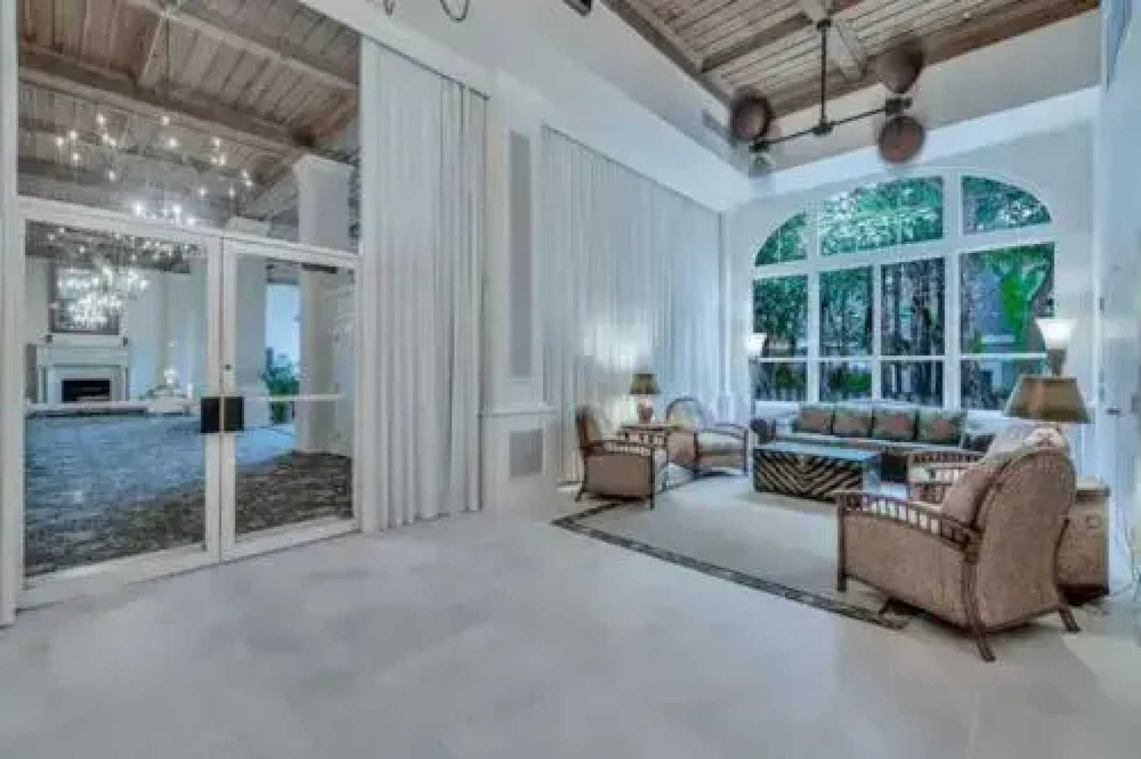 Tropical Beach Condo - Pool, Parking, 86" TV, WiFi