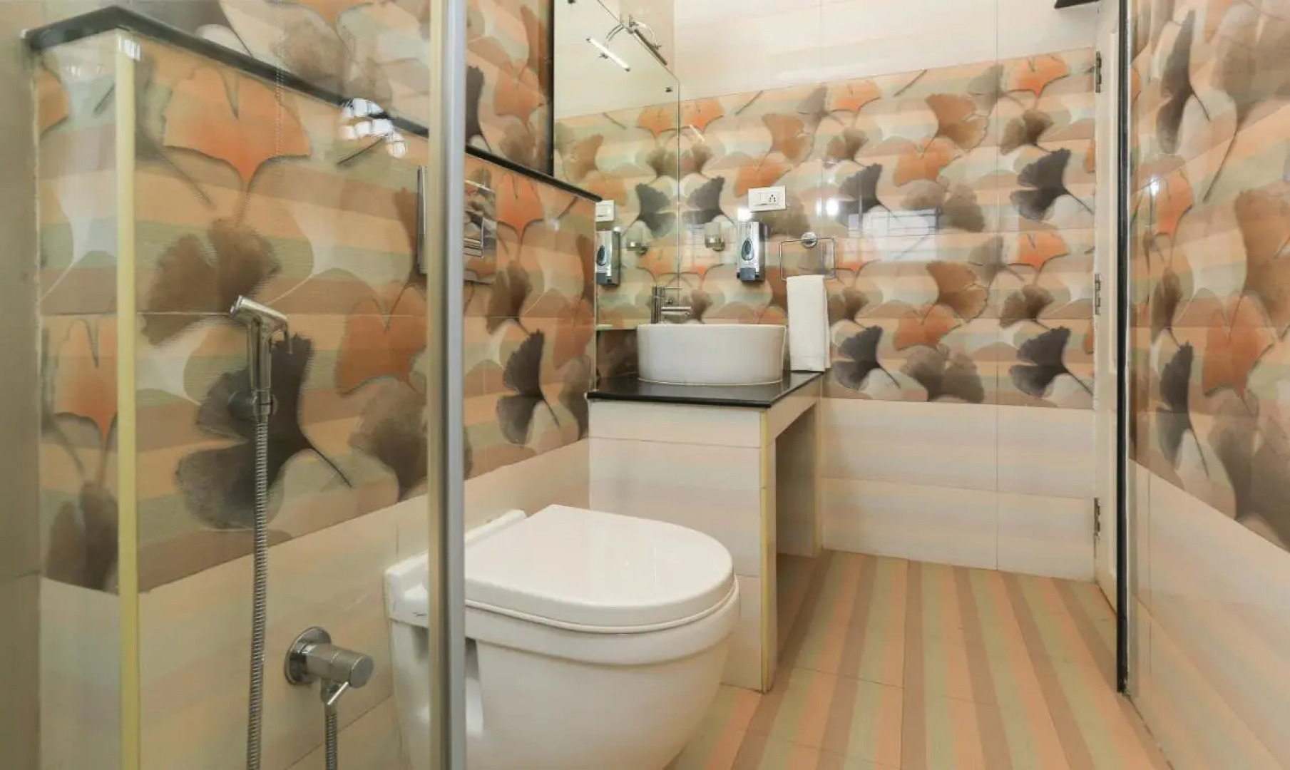 Treebo Light House, 900 Mtrs From Botanical Garden