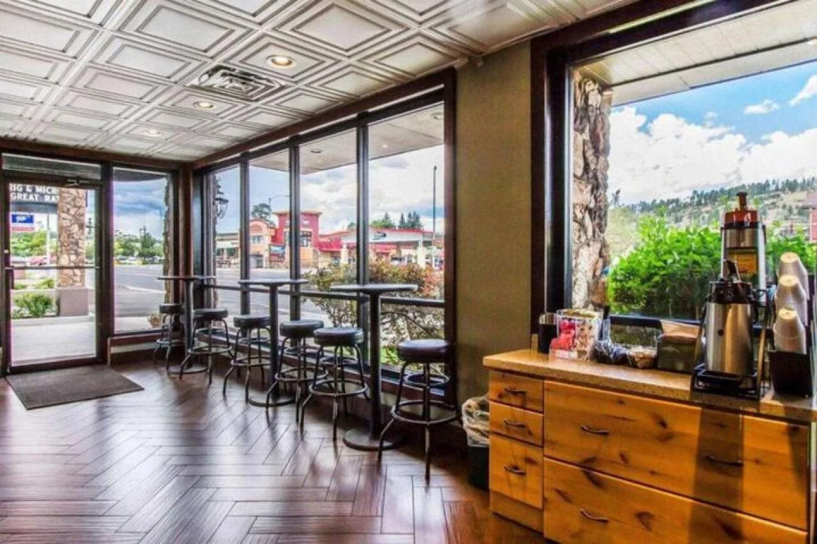 Econo Lodge University